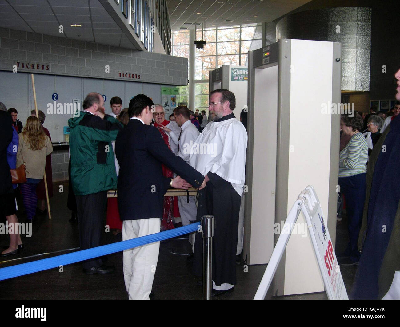 I membri della congregazione e del clero passano attraverso la stretta sicurezza mentre entrano nella Whittemore Centre Arena presso l'Università del New Hampshire, Durham, USA per la consacrazione del primo vescovo anglicano apertamente gay gene Robinson. Foto Stock