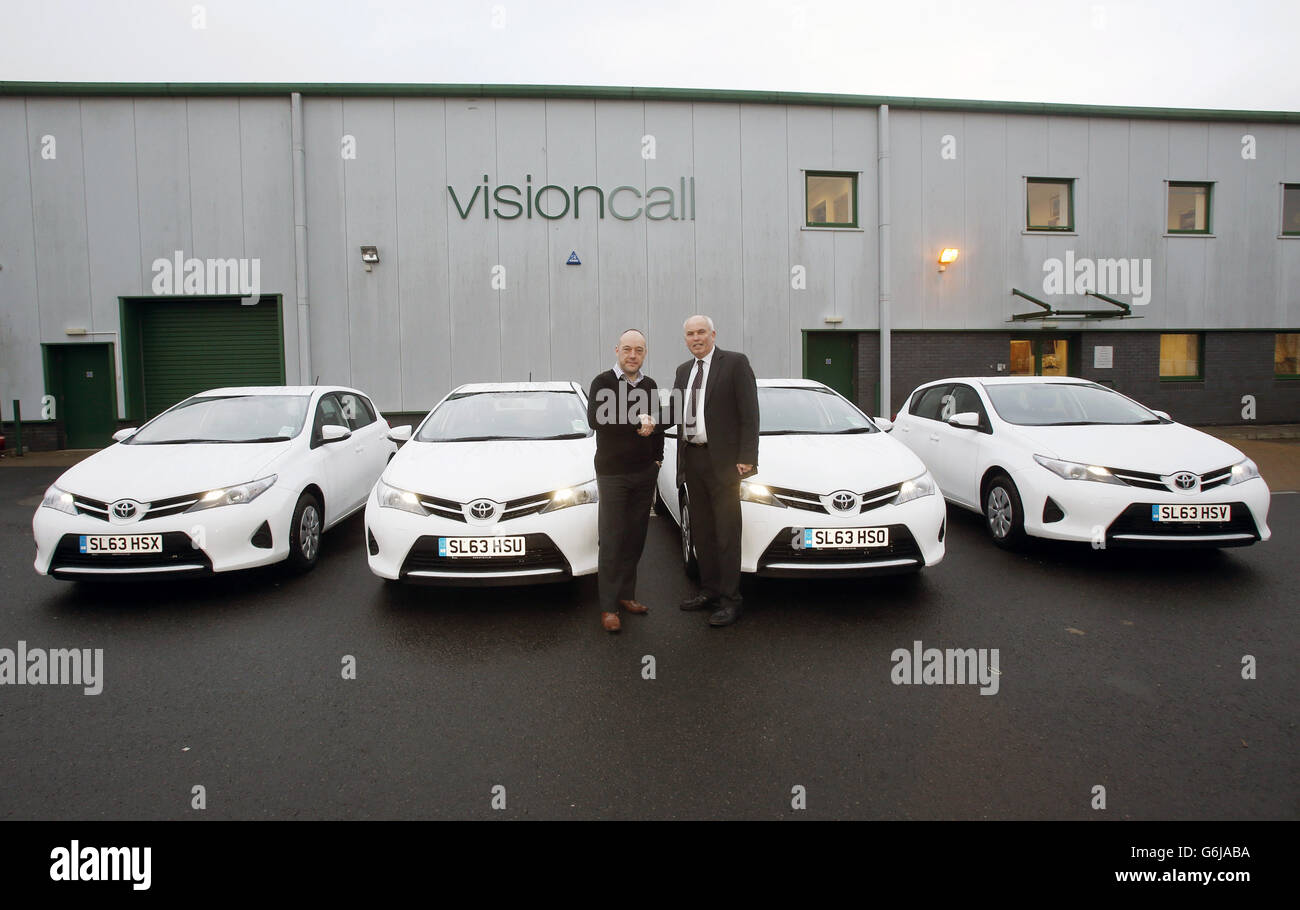 Brian McGuire (a sinistra) Managing Director Visioncall e Tom Graham (a destra) Business Center Manager SDM Toyota sono raffigurati con vetture Toyota presso l'ufficio nazionale Visioncall di Glasgow, Scozia. Foto Stock