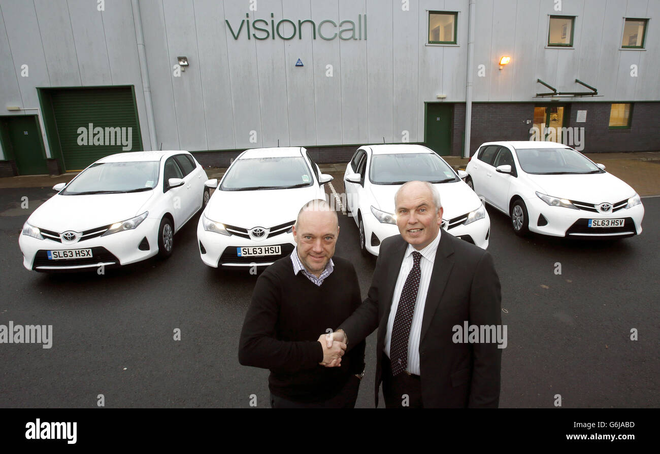 Brian McGuire (a sinistra) Managing Director Visioncall e Tom Graham (a destra) Business Center Manager SDM Toyota sono raffigurati con vetture Toyota presso l'ufficio nazionale Visioncall di Glasgow, Scozia. Foto Stock