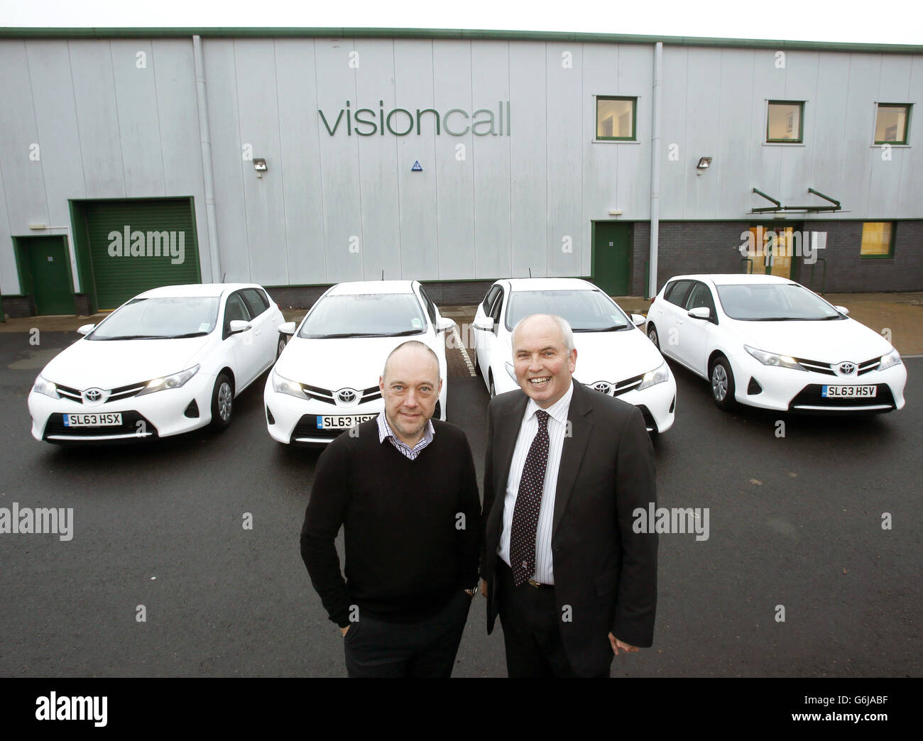 Brian McGuire (a sinistra) Managing Director Visioncall e Tom Graham (a destra) Business Center Manager SDM Toyota sono raffigurati con vetture Toyota presso l'ufficio nazionale Visioncall di Glasgow, Scozia. Foto Stock