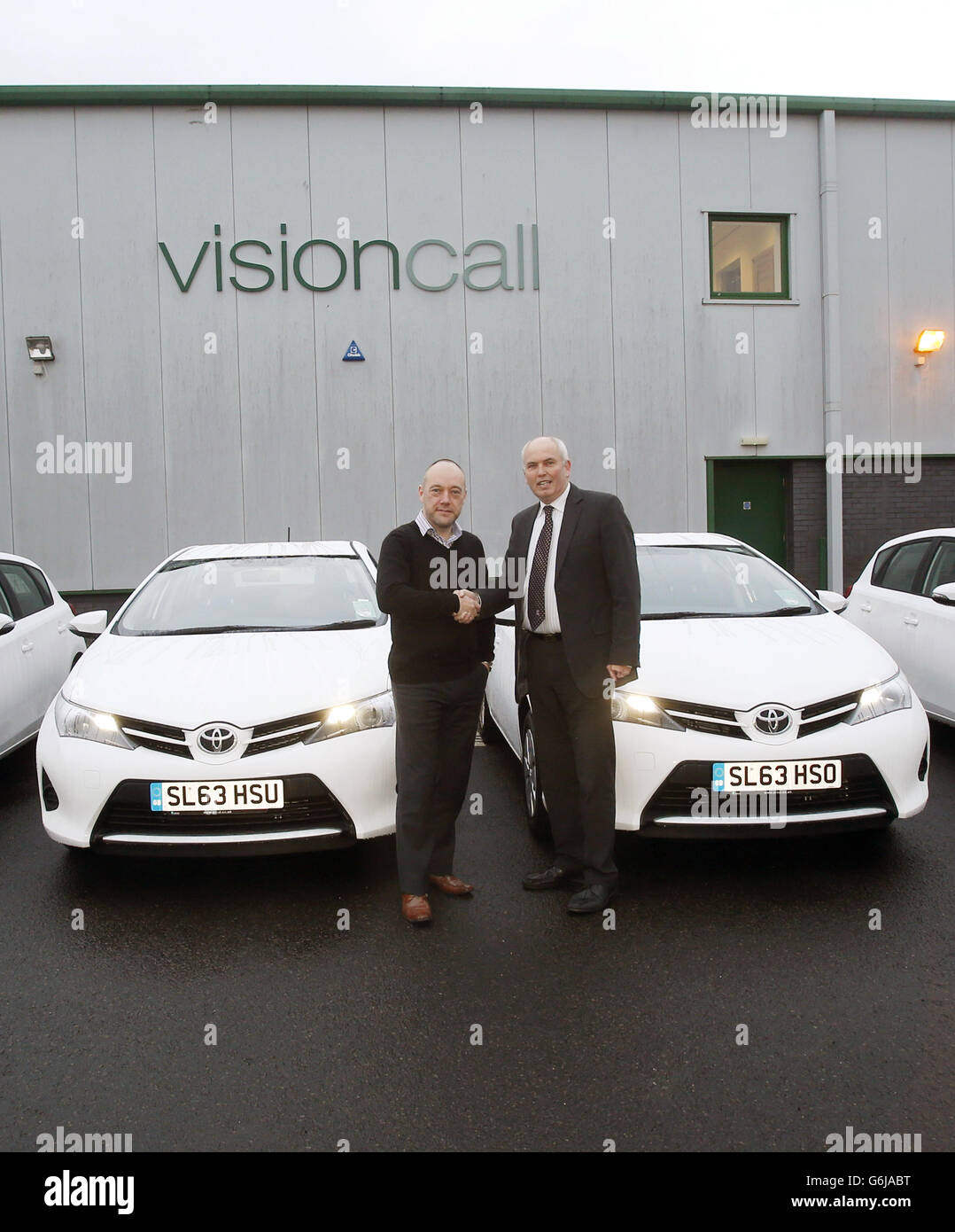Brian McGuire (a sinistra) Managing Director Visioncall e Tom Graham (a destra) Business Center Manager SDM Toyota sono raffigurati con vetture Toyota presso l'ufficio nazionale Visioncall di Glasgow, Scozia. Foto Stock