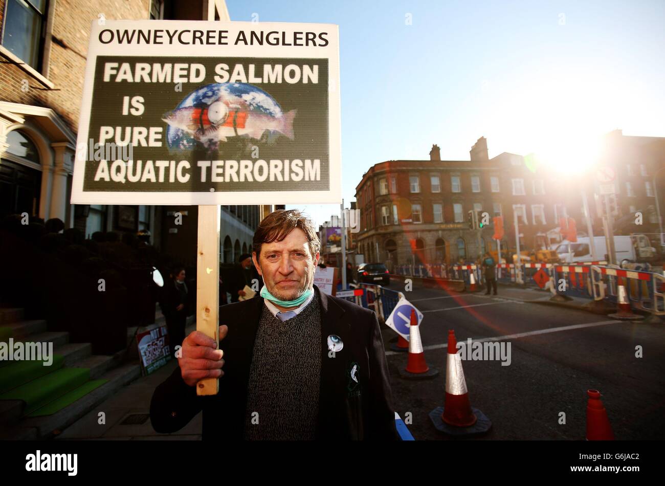 Donal o'Doherty, di Killarney, al lancio del "Boycott Farmed Salmon for Christmas" fuori dallo Shelbourne Hotel di Dublino, dove si svolge la Good Food Ireland Conference. Foto Stock