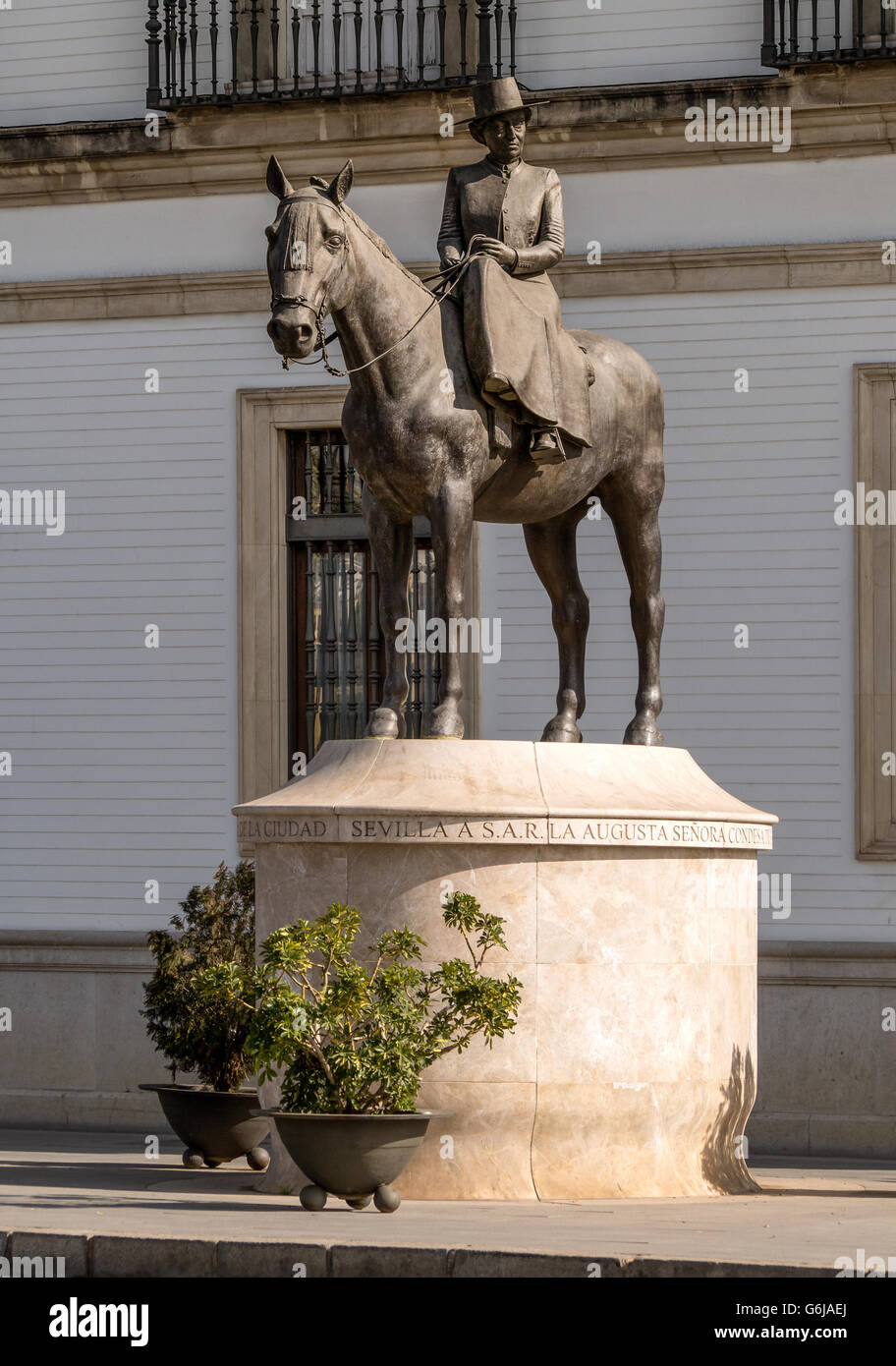 SIVIGLIA, SPAGNA - 15 MARZO 2016: Statua equestre della Principessa Maria Mercedes di Borbone di fronte all'arena Foto Stock