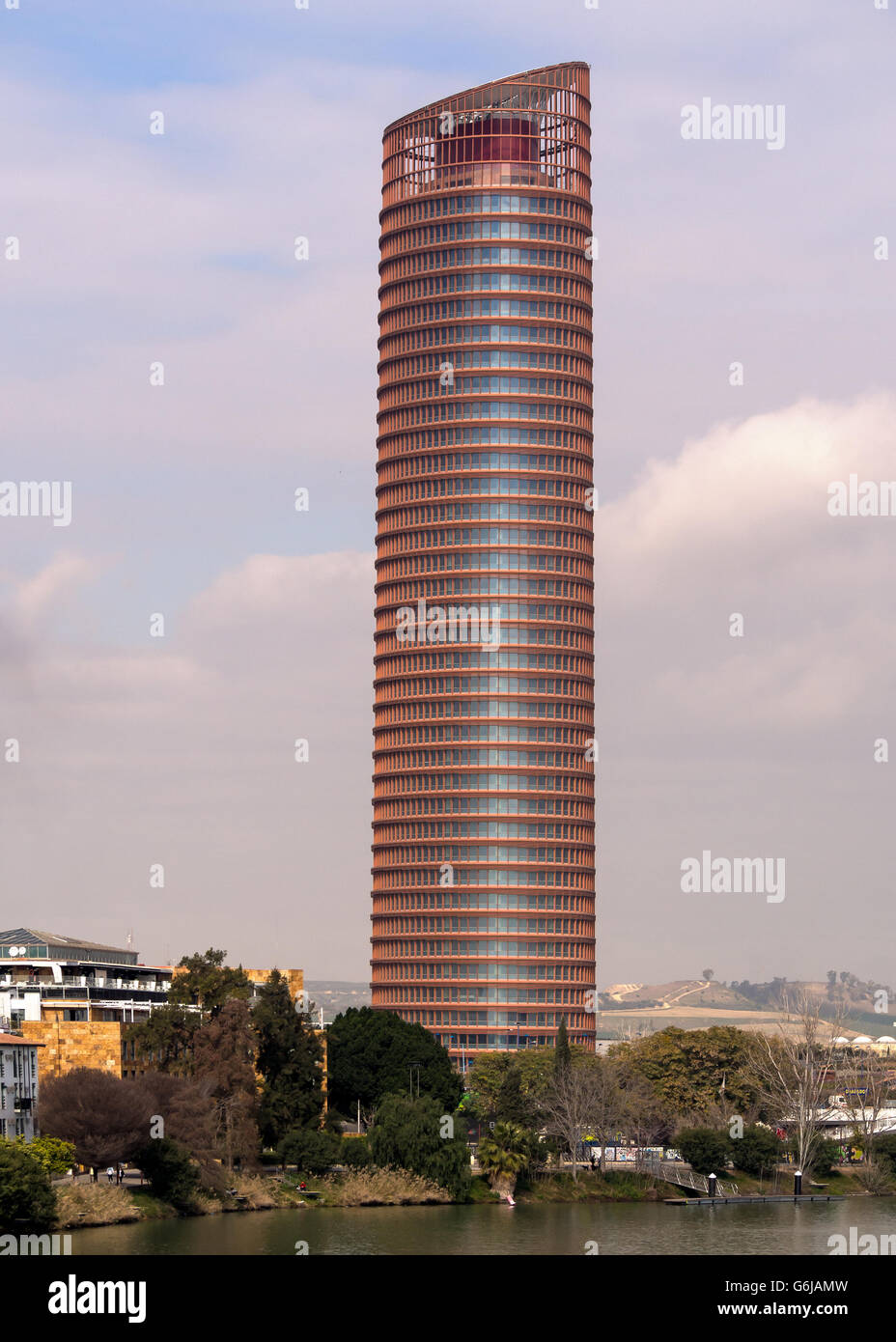 SIVIGLIA, SPAGNA - 15 MARZO 2016: Vista esterna della Torre di Siviglia (Torre Sevilla) - un moderno grattacielo da ufficio Foto Stock