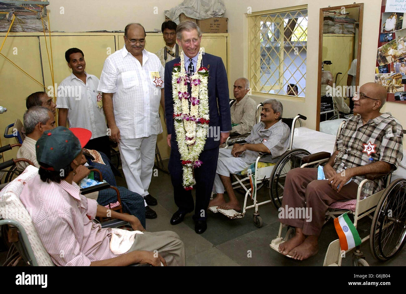 Il principe Carlo gode di una battuta con alcuni dei residenti delle case Cheshire per i disabili a Mumbai, India. Foto Stock