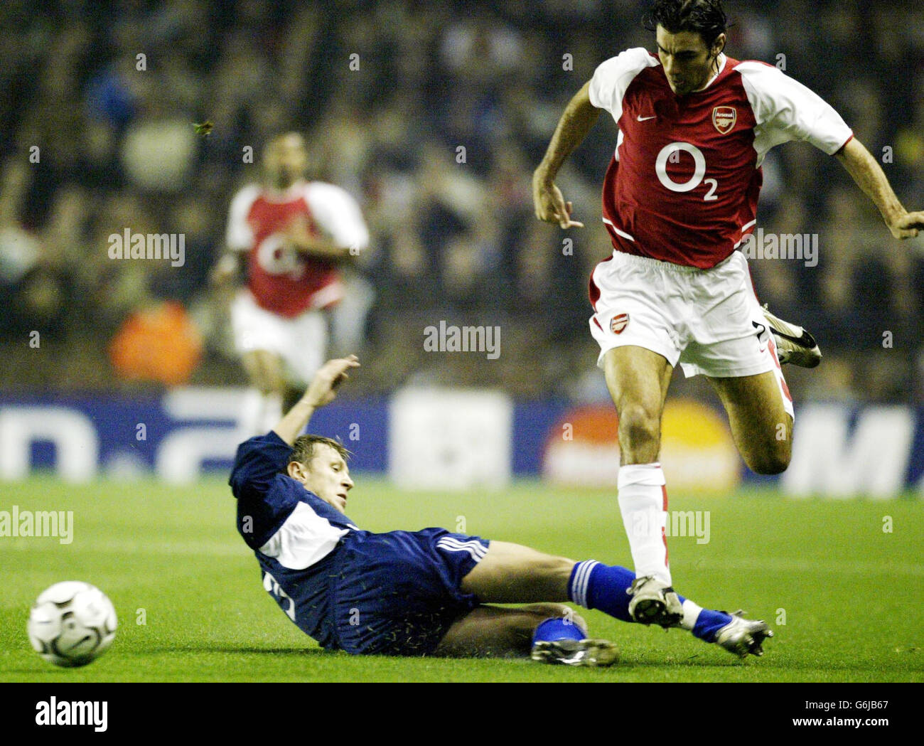 Robert Pires di Arsenal salta su Serhy Fedorov di Dynamo Kiev durante la loro partita UEFA Champions League Group B a Highbury, Londra. Foto Stock Robert Pires di Arsenal salta su Serhy Fedorov di Dynamo Kiev durante la loro partita UEFA Champions League Group B a Highbury, Londra. Foto Stock