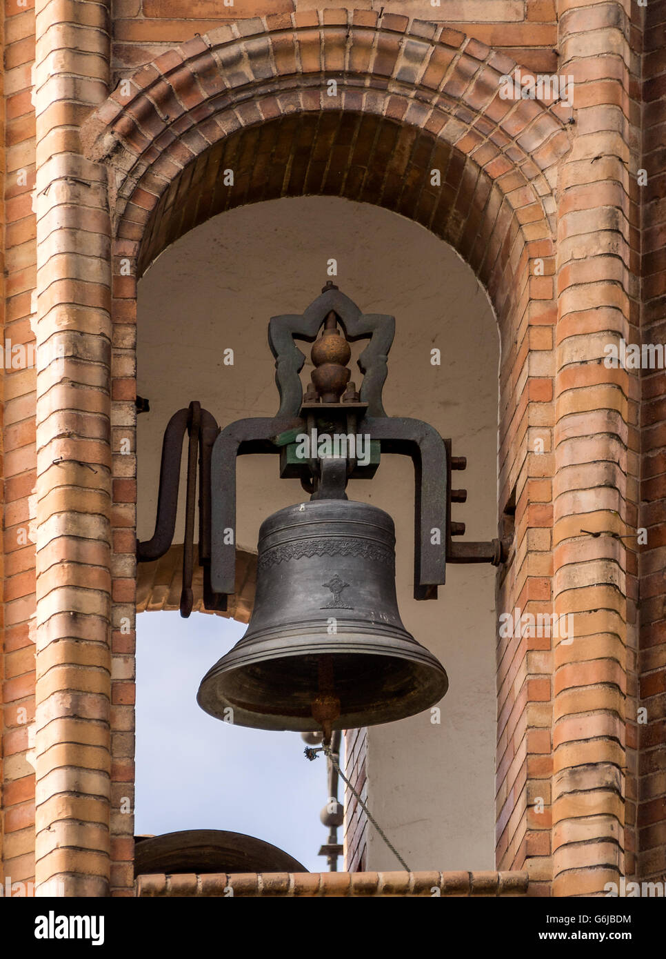 SIVIGLIA, SPAGNA - 15 MARZO 2016: La campana nella chiesa moresca di El Carmen Foto Stock