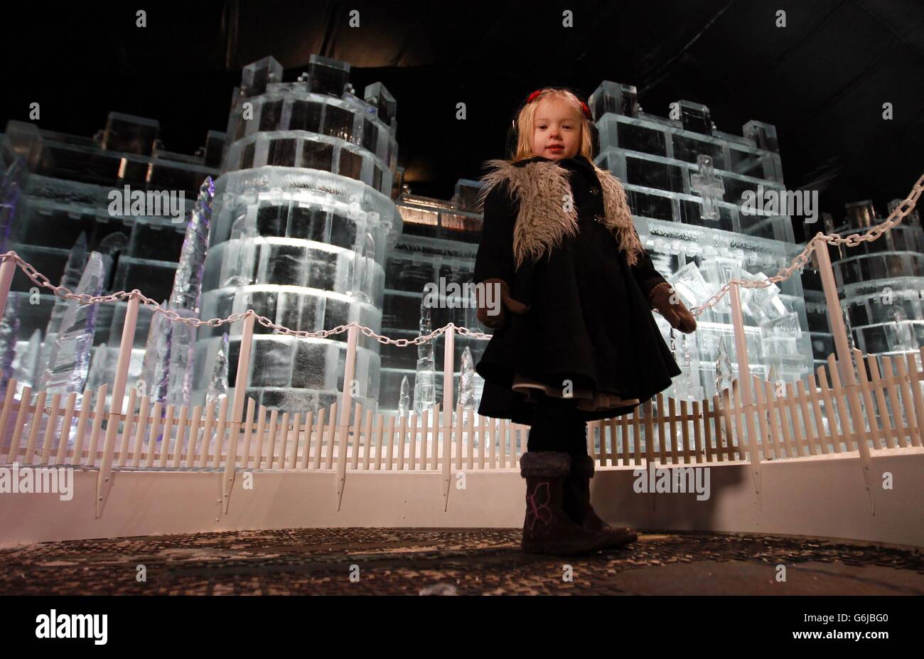 Ida Lavritzson, di quattro anni, guarda le sculture di ghiaccio nel Magical Ice Kingdom di Hyde Park Winter Wonderland, nel centro di Londra, che si apre al pubblico domani. Foto Stock