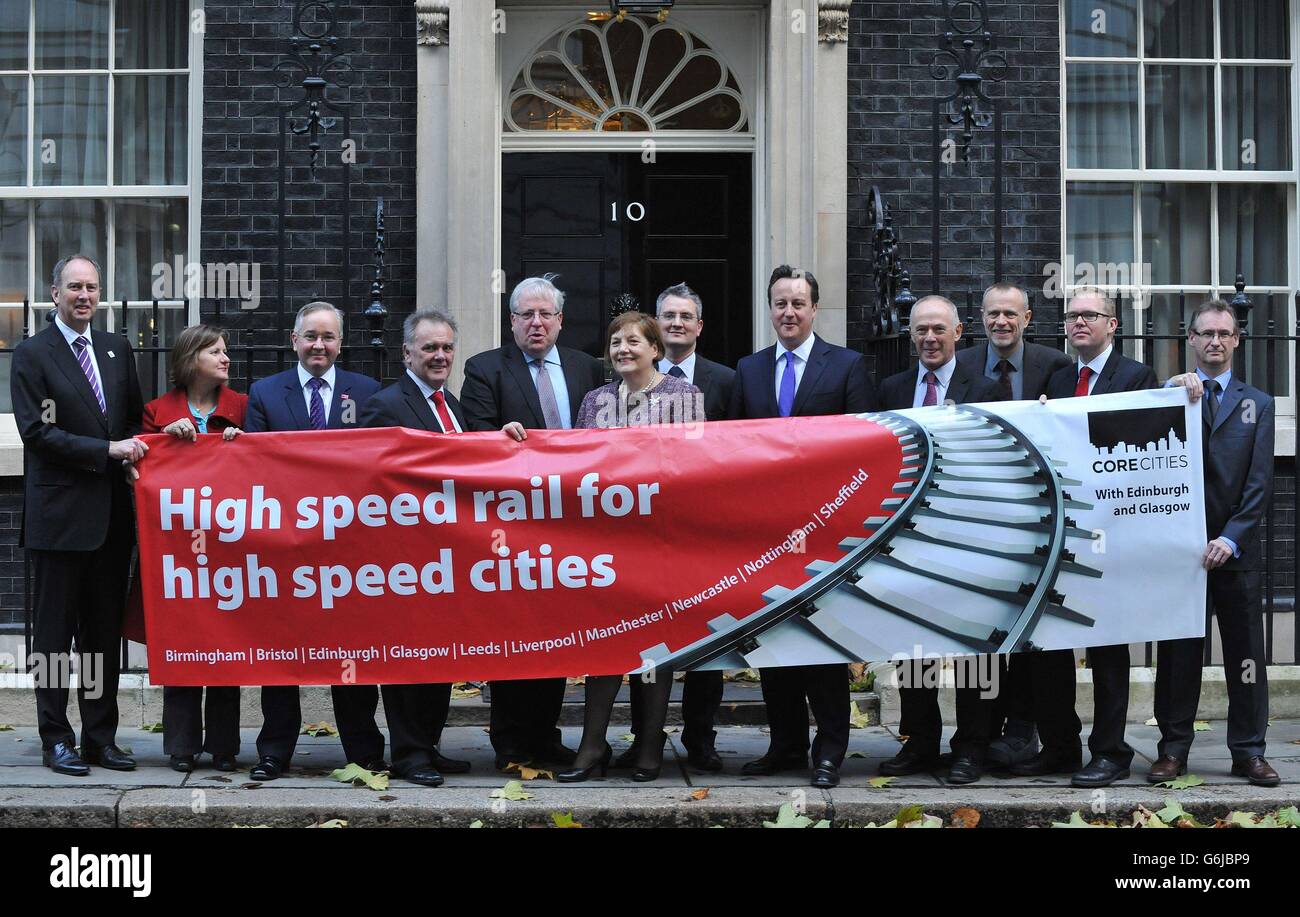 Patrick McLoughlin (quinta sinistra) e il primo ministro David Cameron, con i rappresentanti della città (da sinistra a destra), Liverpool: GED Fitzgerald, Sheffield: Cllr Julie Dore, Glasgow: Cllr Gordon Matheson, Birmingham: Sir Albert Bore, Bristol: Cllr Helen Holland, Leeds: Cllr James Lewis, Manchester: Sir Richard Leese, Notton: Newcastle Colllon: Cllr Nick Forbes e Edimburgo: Ewan Kennedy, fuori 10 Downing Street, Londra, dopo un incontro con il primo ministro, per impegnarsi il loro sostegno per il progetto ferroviario ad alta velocità 50 £miliardi HS2. Foto Stock