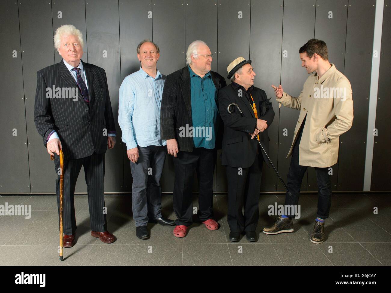 Ex Doctor Who attori (da sinistra a destra) Tom Baker, Peter Davison, Colin Baker, Sylvester McCoy e Matt Smith alla Festa ufficiale del 50° anniversario del Doctor Who presso l'Excel Center, nella zona est di Londra. Foto Stock