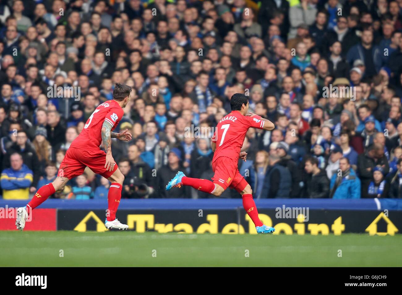 Calcio - Barclays Premier League - Everton / Liverpool - Goodison Park. Luis Suarez di Liverpool (a destra) celebra il suo secondo obiettivo del gioco Foto Stock