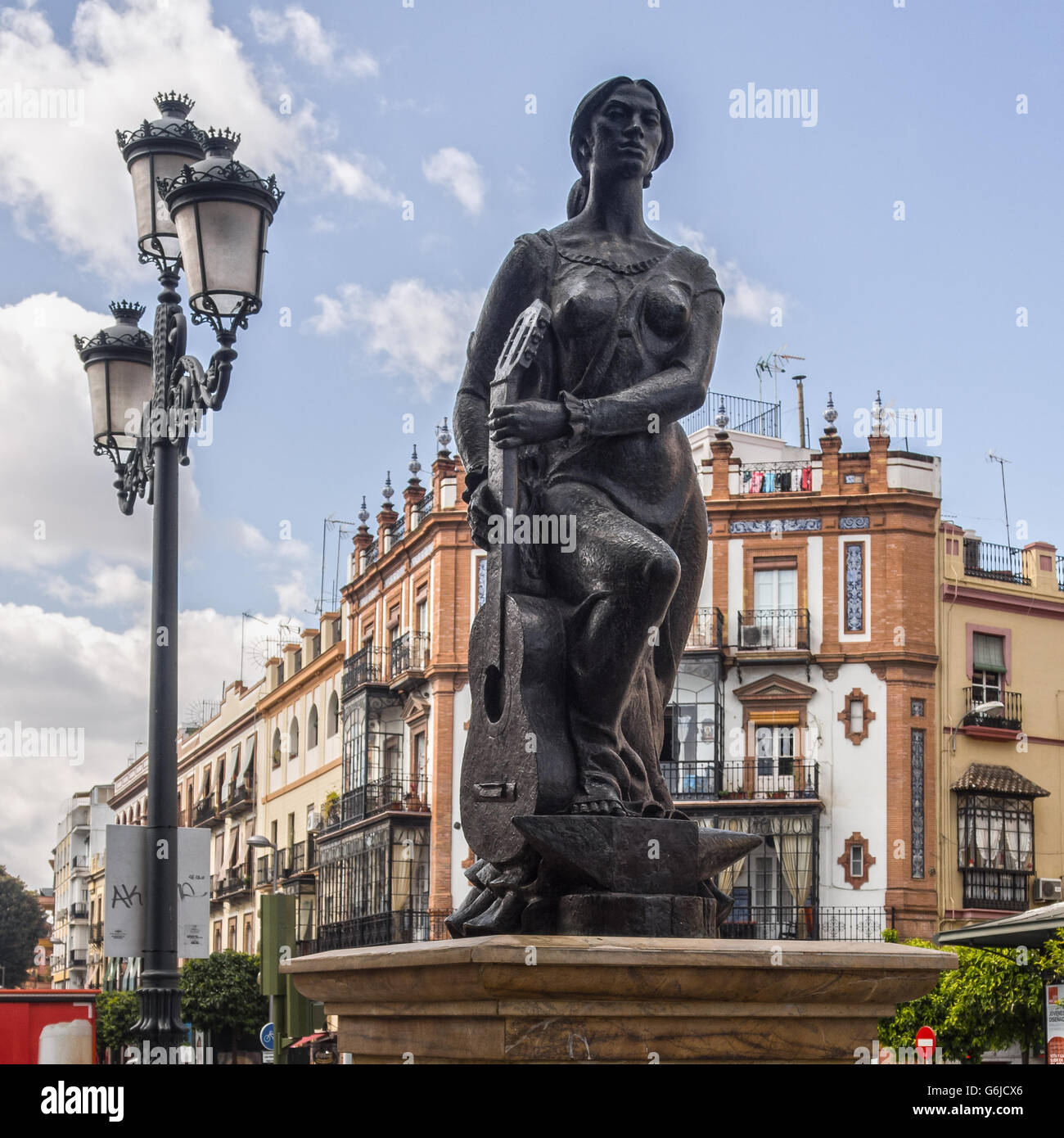 SIVIGLIA, SPAGNA - 15 MARZO 2016: Statua in omaggio al Flamenco nel quartiere Triana di Siviglia con lampione vintage Foto Stock