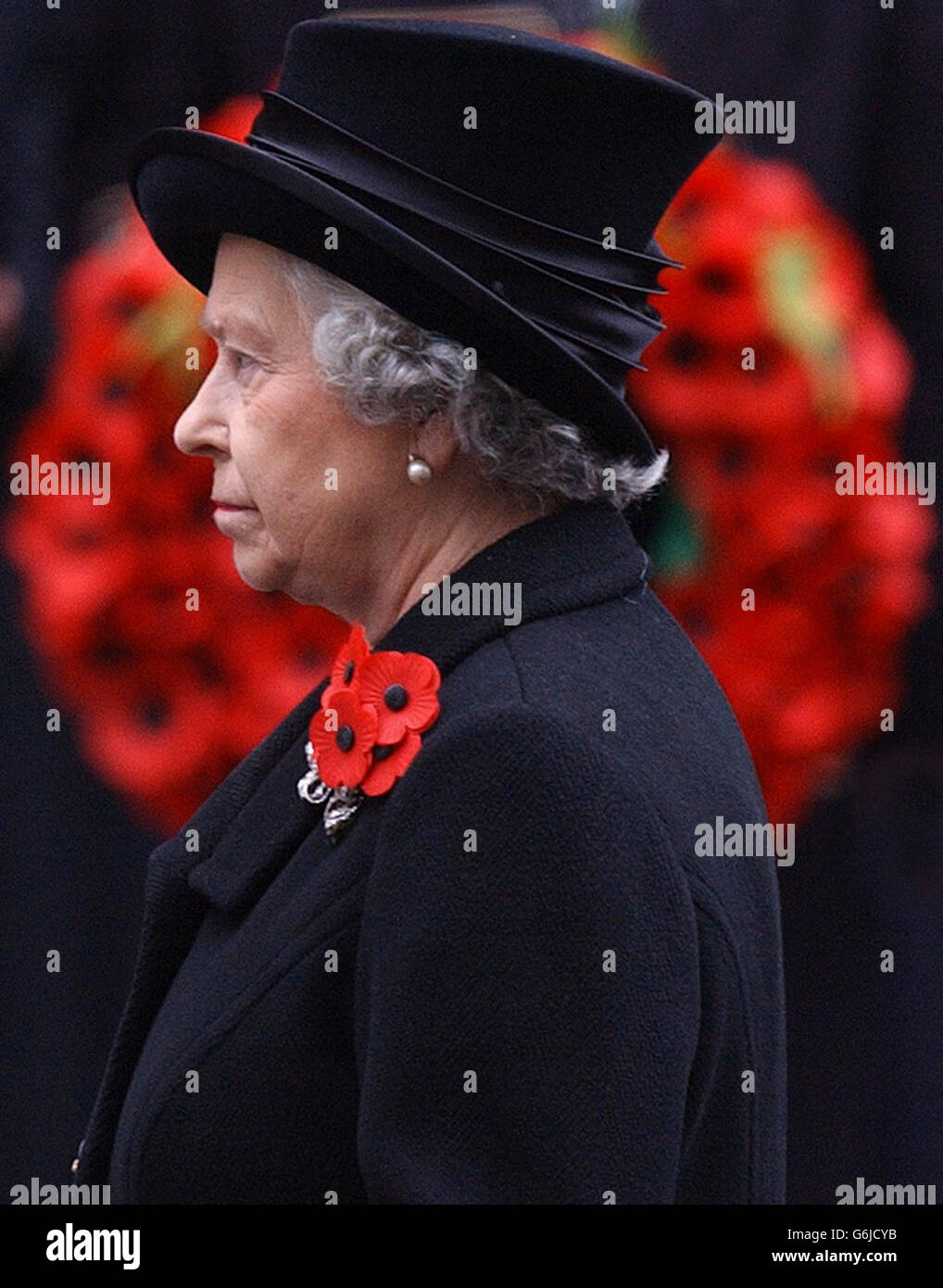 Regina Elisabetta II alla cerimonia della memoria a Whitehall, Londra. Foto Stock