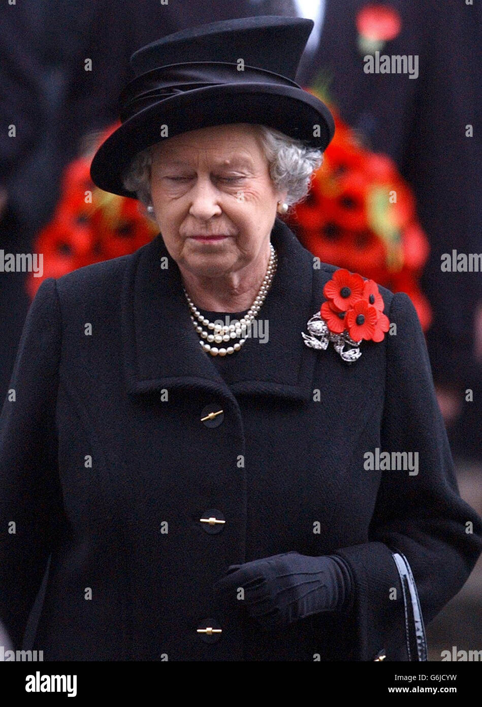 La regina Elisabetta II dopo aver posto la prima corona in omaggio ai caduti durante la cerimonia della memoria a Whitehall, Londra. Foto Stock