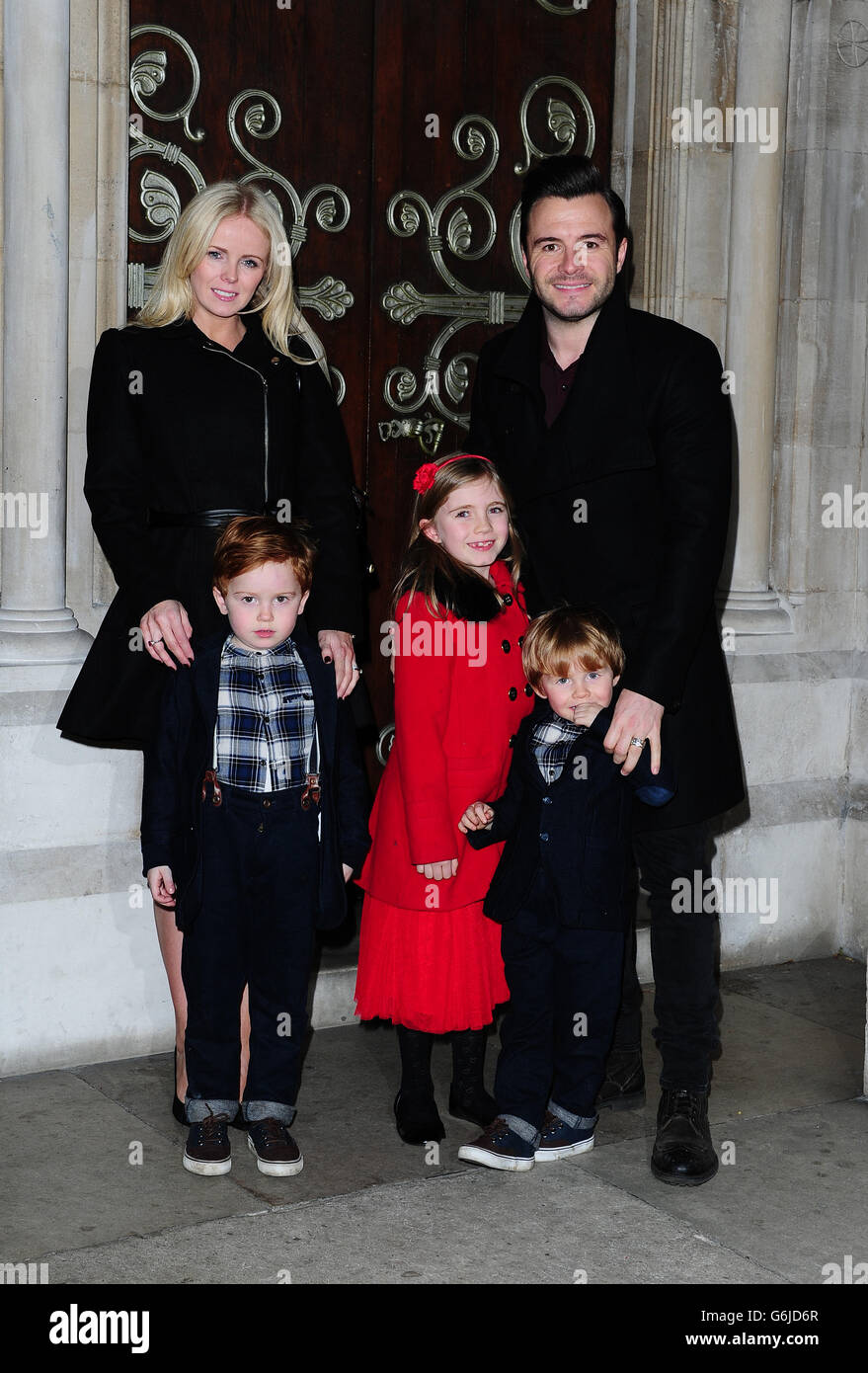 Shane Filan e la sua famiglia partecipano al concerto di Natale Decca Carol, in aiuto del Great Ormond Street Hospital, tenuto presso la chiesa cattolica di St. James a Londra. Foto Stock