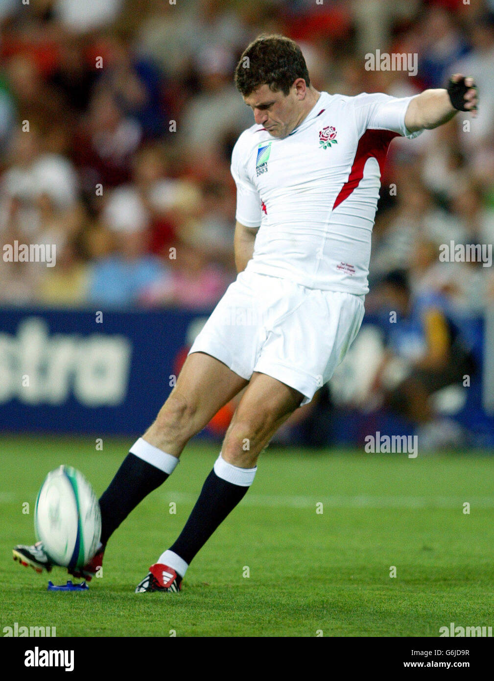 Paul Grayson in Inghilterra in azione durante la partita di Rugby World Cup  Pool C tra Inghilterra e Uruguay allo stadio Suncorp di Brisbane,  Australia. NESSUN UTILIZZO DEL TELEFONO CELLULARE Foto stock -