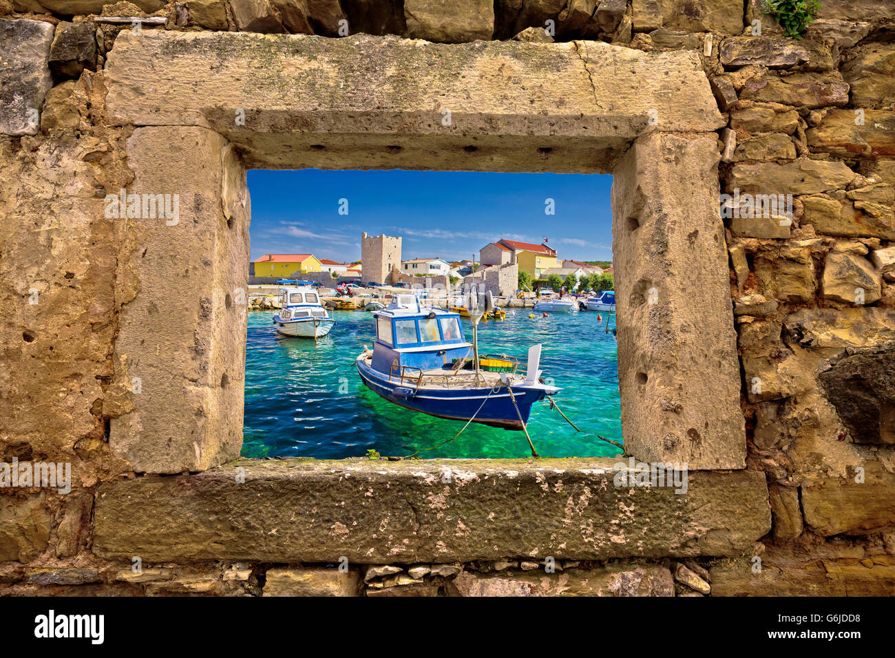 Razanac turchese waterfront attraverso la finestra di pietra, Dalmazia, Croazia Foto Stock