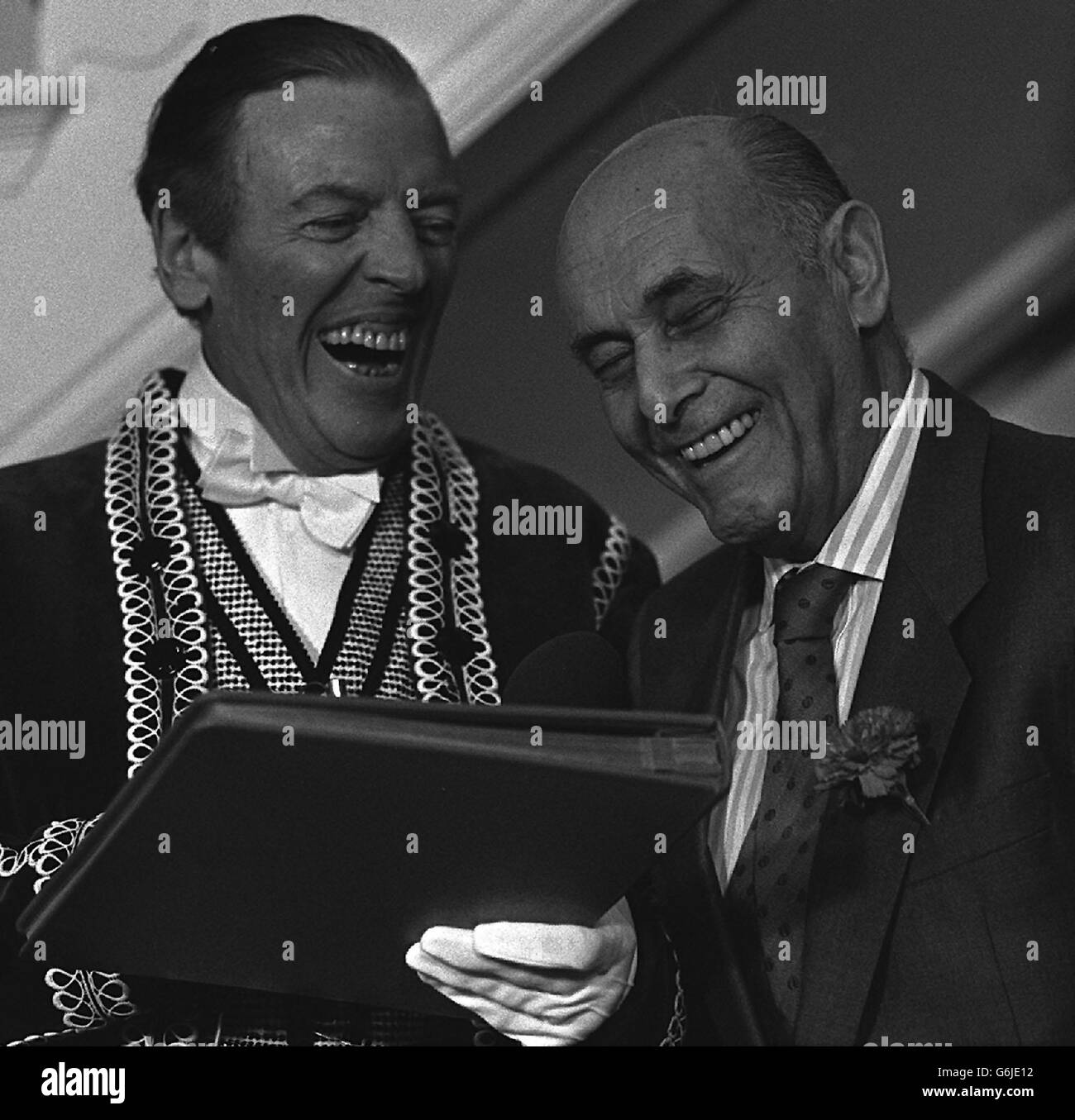 Eamonn Andrews e Sir Georg Solti. Eamonn Andrews affronta Sir Georg Solti in una festa per celebrare il 75° compleanno del direttore, presso l'Opera House di Covent Garden. Foto Stock