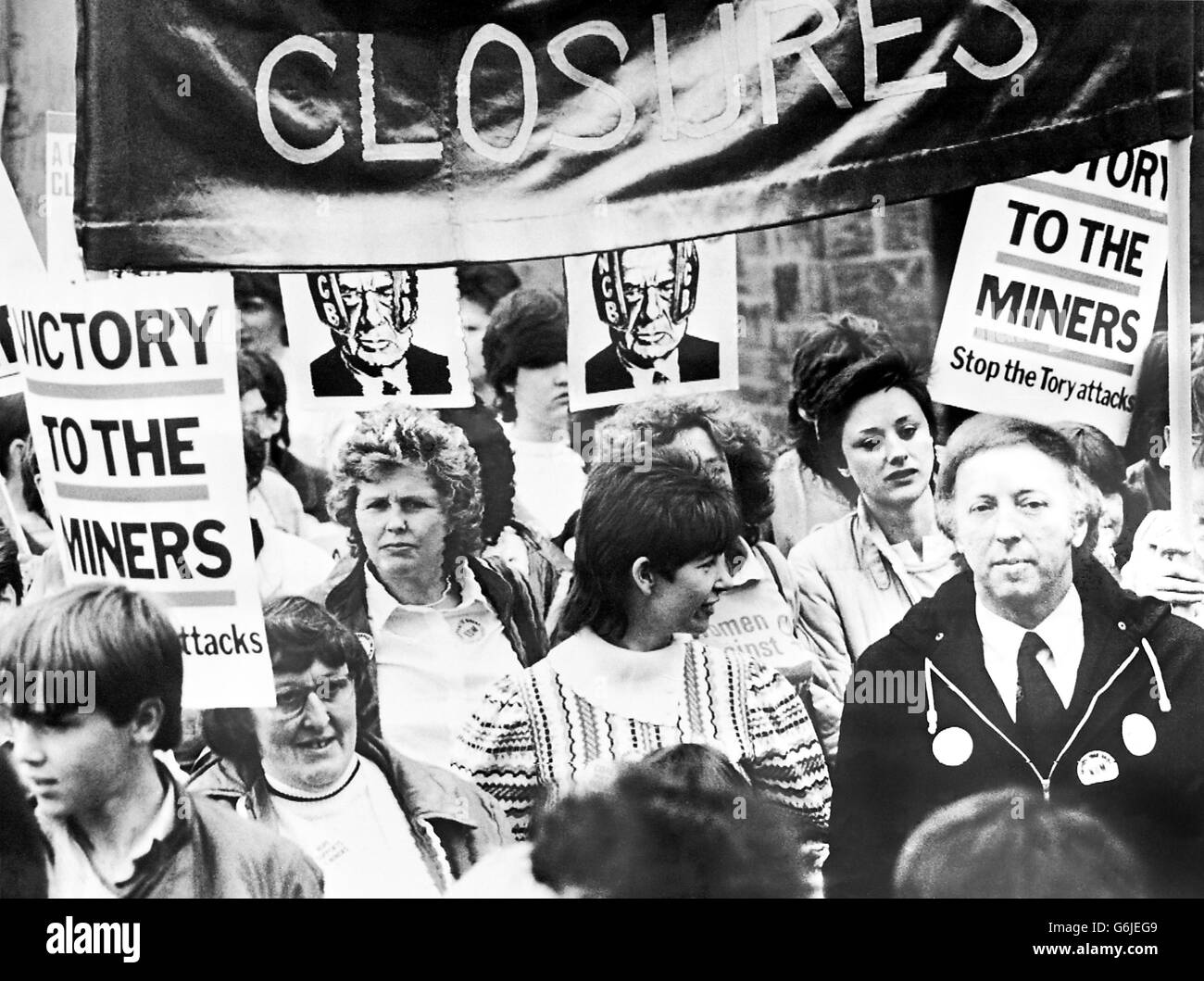 Il signor Arthur Scargill (a destra) e sua moglie Anne (terza a sinistra), in occasione dell'odierna manifestazione nazionale delle donne contro la chiusura dei box a Barnsley. Foto Stock