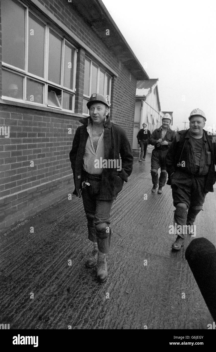 Il leader dei minatori dello Yorkshire, Arthur Scargill, al Rockingham Pit, vicino a Barnsley, oggi, quando trascorse un turno come spettatore al carbone-faccia. Foto Stock