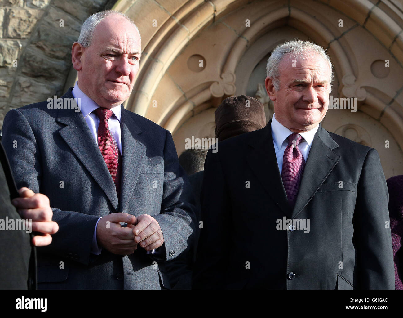 Mark Durkan (a sinistra) e Martin McGuinness (a destra) al servizio funerale dell'ex MP dell'SDLP Eddie McGrady, presso la chiesa di St Patricks, Downpatrick, Co Down. Il sig. McGrady, 78 membro fondatore del partito, è morto in ospedale lunedì dopo una lunga malattia. Foto Stock