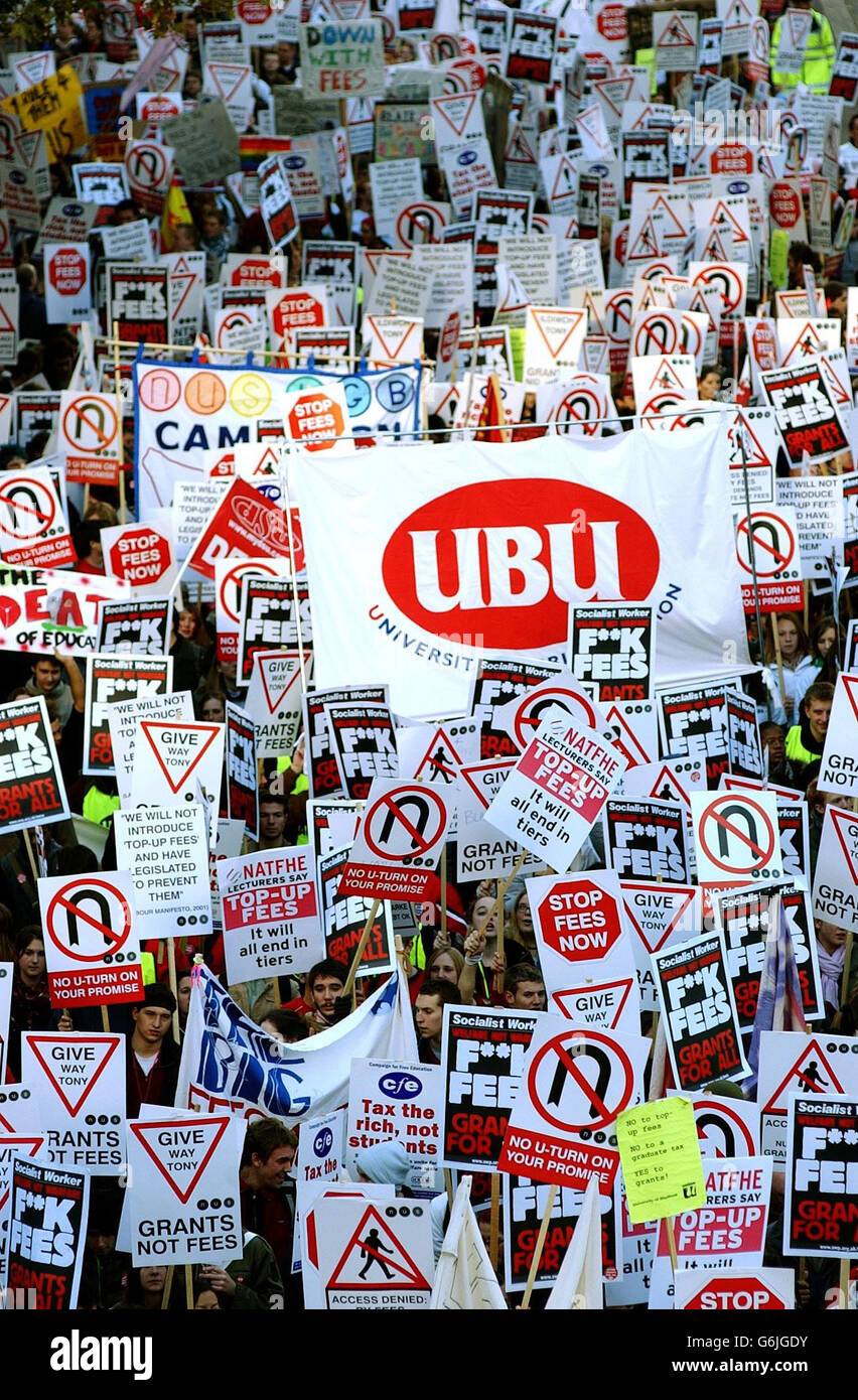 Migliaia di studenti attraversano Londra centrale per protestare contro il piano del governo di consentire alle università di triplicare le tasse scolastiche a 3,000 all'anno. La marcia, organizzata dall'Unione nazionale degli studenti, ha fermato il centro della capitale mentre studenti provenienti da tutto il paese hanno esortato il primo ministro Tony Blair a scartare il suo piano per introdurre tariffe di ricarica. Foto Stock