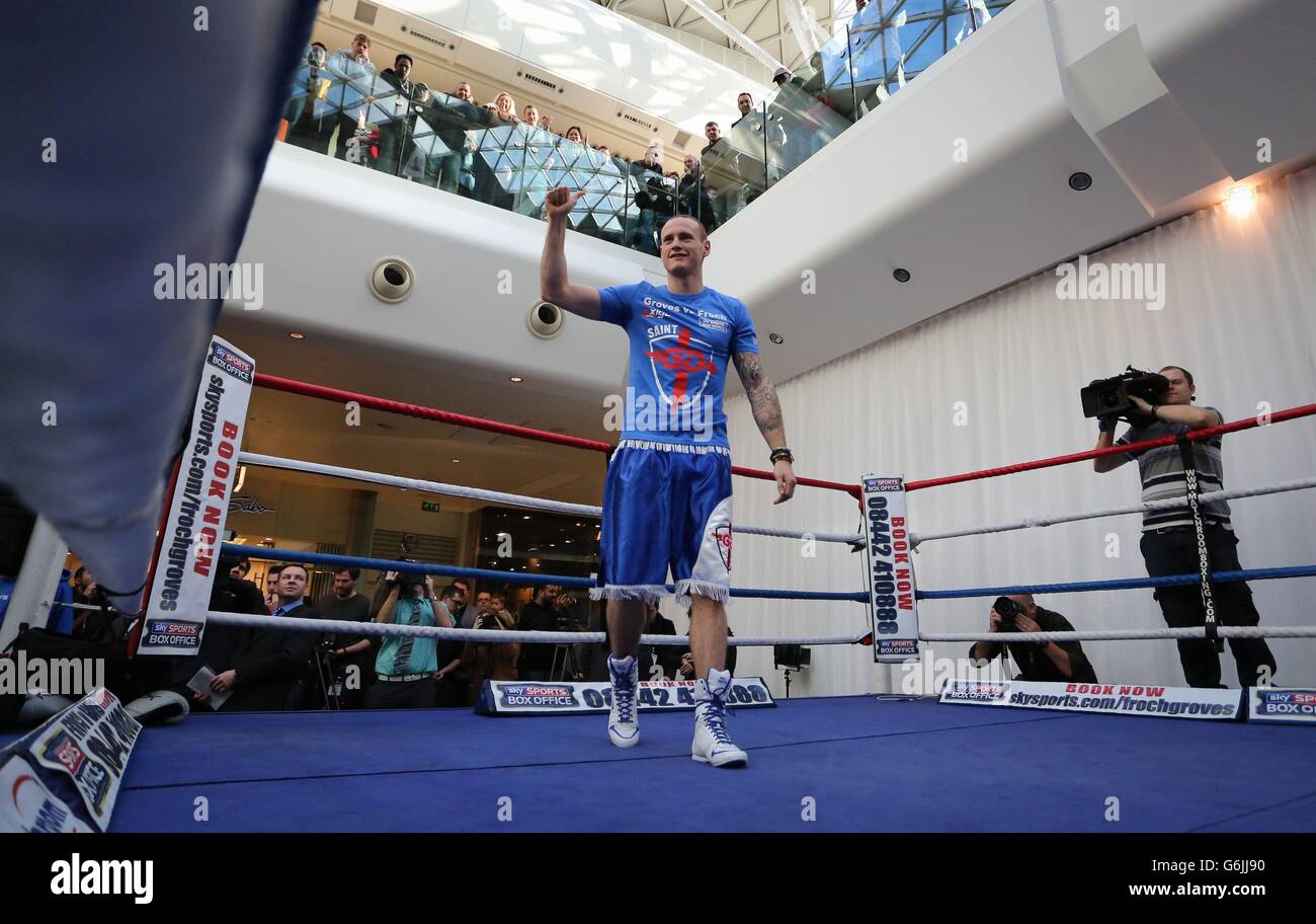 George Grove entra nel ring per il suo lavoro pubblico al Westfield Shopping Center di Shepherd's Bush, Londra, prima della sua lotta contro Carl Froch di sabato. Foto Stock