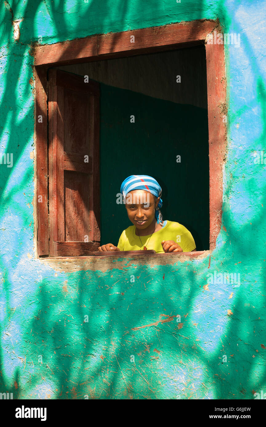 Ritratto di una donna etiope nella finestra . Nei pressi di Alamata e Korem, Etiopia Foto Stock