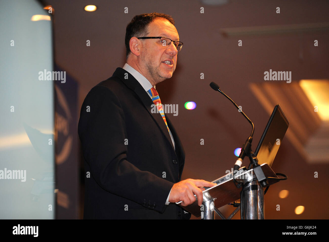 Il presidente di rugby Quentin Smith dà il suo discorso di benvenuto durante il giorno uno della Rugby Expo 2013 al Twickenham Stadium Foto Stock