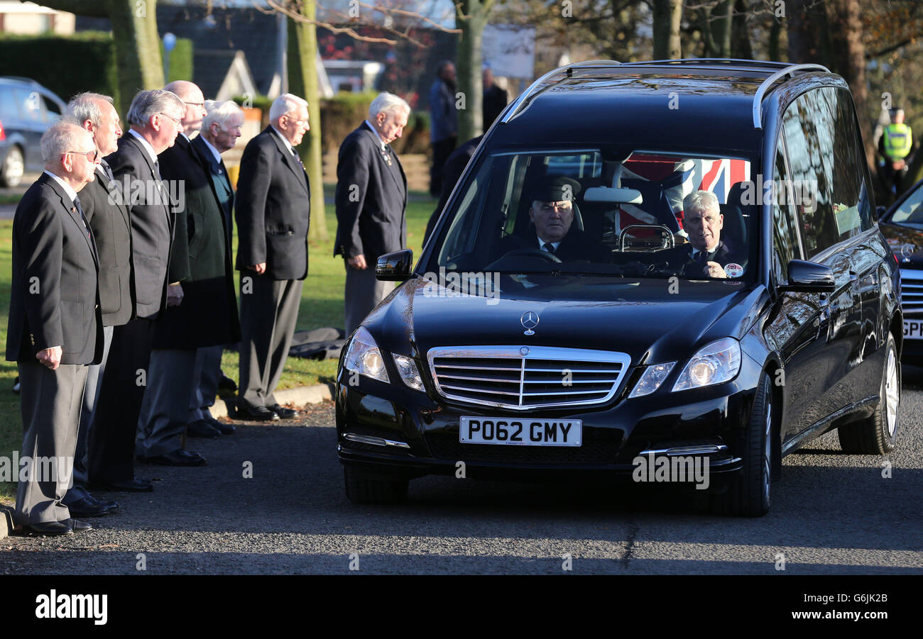 La bara del Labor MSP Helen Eadie, arriva per i suoi funerali alla chiesa parrocchiale di Dalgety Bay a Fife. Foto Stock