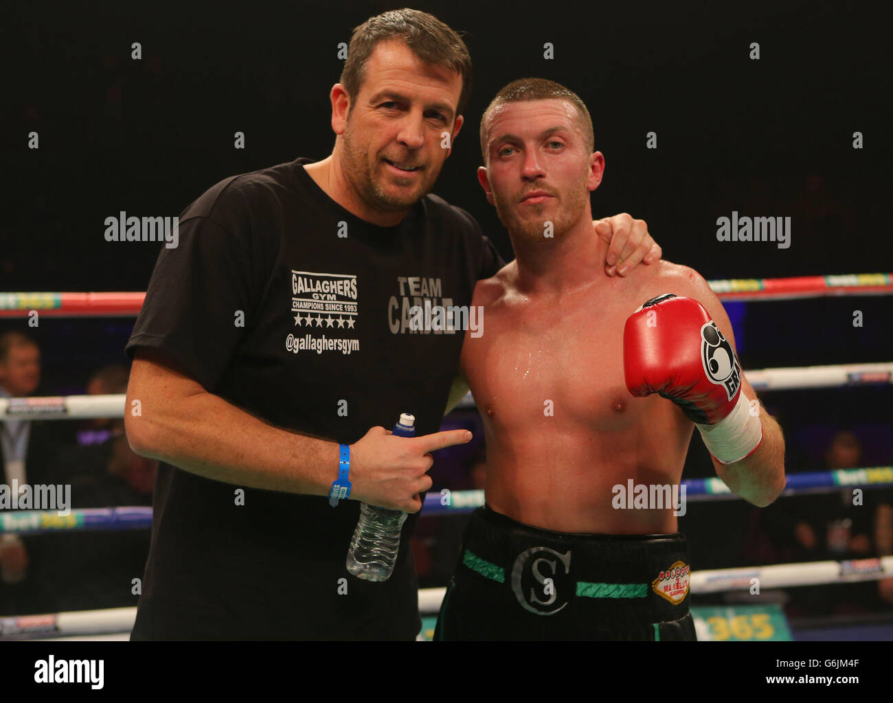 Scott Cardle (a destra) e l'allenatore Joe Gallagher dopo la vittoria contro Krzysztof Szot durante la loro lotta leggera al telefono 4u Arena, Manchester. Foto Stock