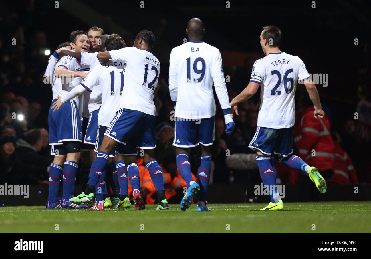 Frank Lampard di Chelsea è stato aggrappato dai compagni di squadra mentre festeggia il suo secondo gol durante la partita della Barclays Premier League all'Upton Park di Londra. Foto Stock