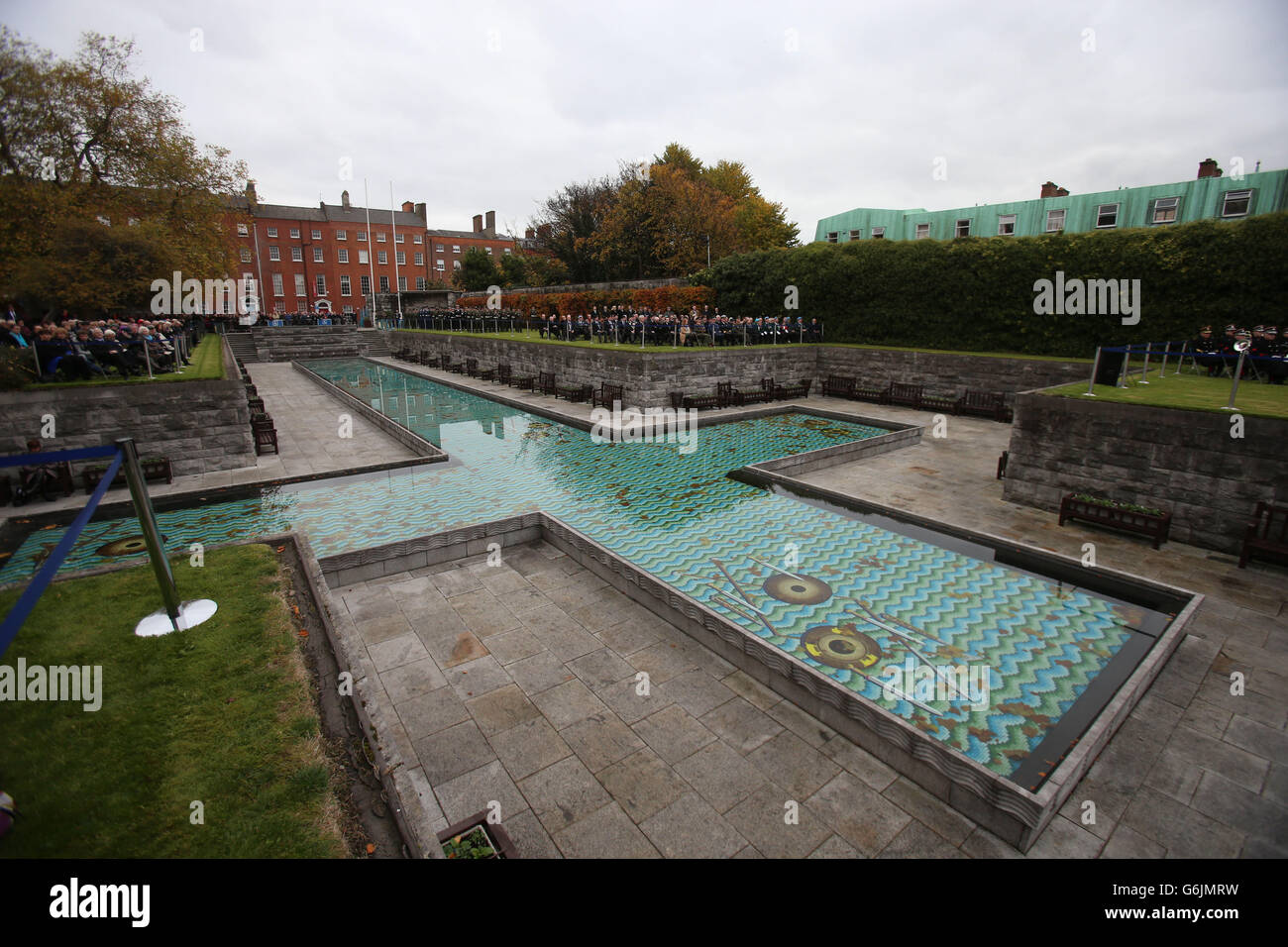 Una visione generale durante una cerimonia di Stato in occasione del centenario della fondazione dei volontari irlandesi, Oglaigh na hEireann al Giardino della memoria di Dublino. Foto Stock