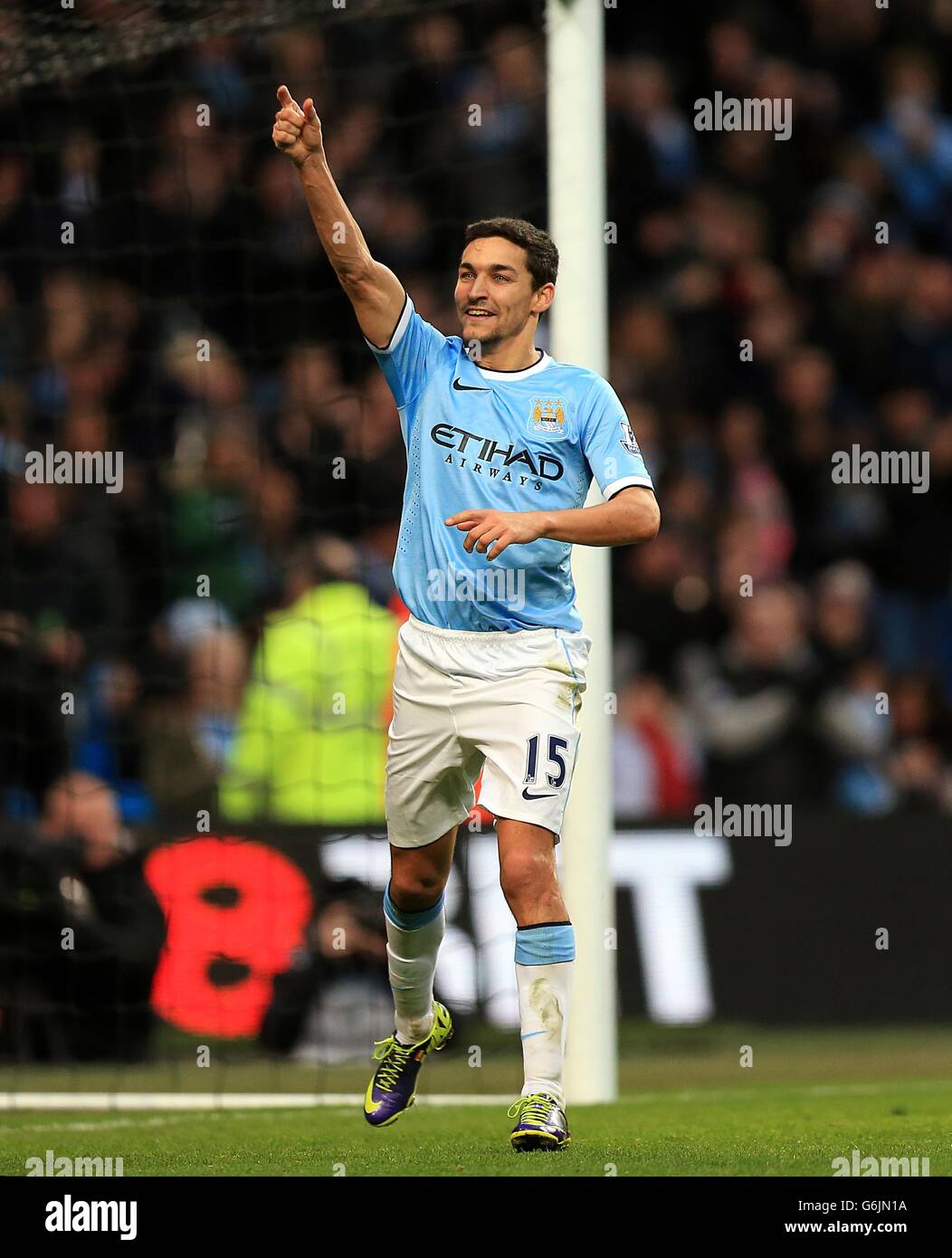 Calcio - Barclays Premier League - Manchester City v Tottenham Hotspur - Etihad Stadium. Gonzalez Jesus Navas di Manchester City celebra il sesto obiettivo del gioco Foto Stock