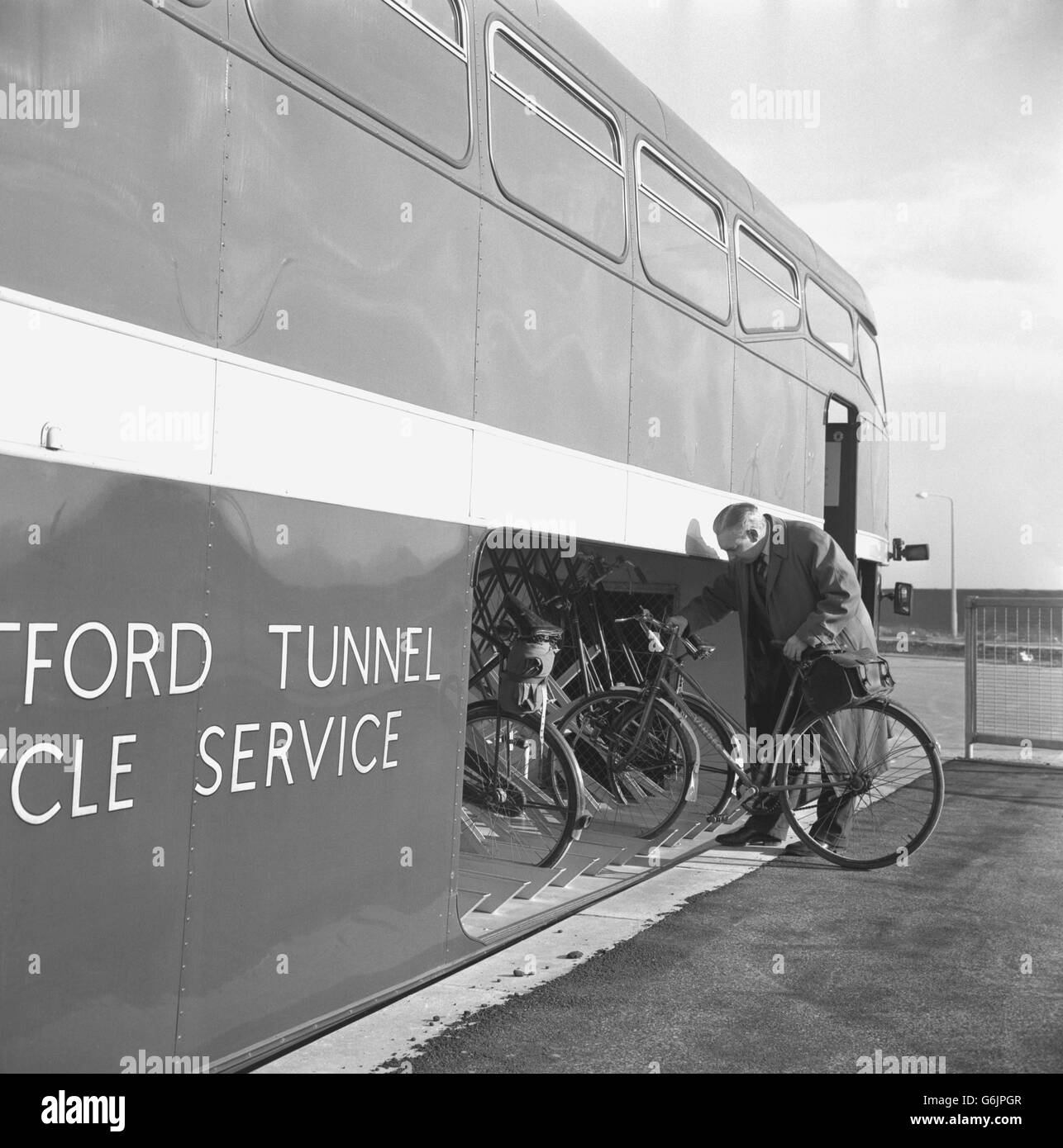 Un autobus fornito ai ciclisti a pedali per viaggiare attraverso il tunnel Dartford indietro in una speciale baia di carico, da cui le biciclette possono essere spinte sulle scaffalature previste. I ciclisti a pedali sono vietati dal nuovo tunnel di Dartford e dovranno utilizzare un autobus speciale che verrà utilizzato nel nuovo tunnel del Tamigi tra Dartford, Kent e Thurrock, Essex. Il viaggio costerà 6d. Foto Stock