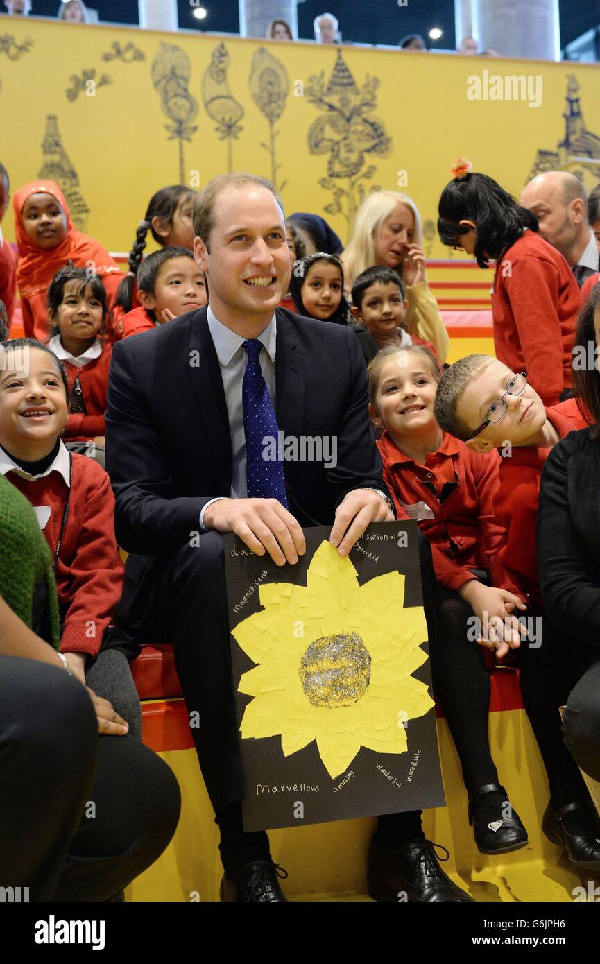Il Duca di Cambridge parla con i bambini della scuola elementare di Chandos durante il periodo della storia come parte di una visita alla Biblioteca di Birmingham, a Birmingham. Foto Stock