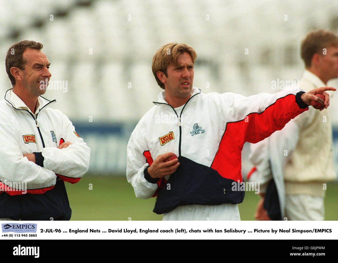 2-JUL-96 ... Inghilterra Nets ... David Lloyd, allenatore d'Inghilterra (a sinistra), chiacchiera con Ian Salisbury ... Foto di Neal Simpson/EMPICS Foto Stock