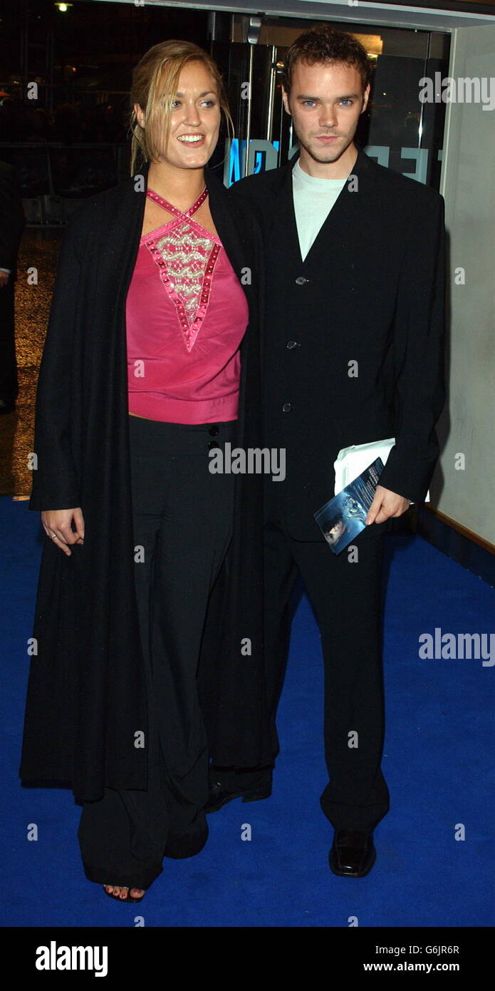 L'attore Joe Absolom arriva per il Royal Film Performance 2003 - una proiezione benefica del nuovo film Master & Commander : far Side of the World a Odeon Leicester Square nel centro di Londra. Foto Stock