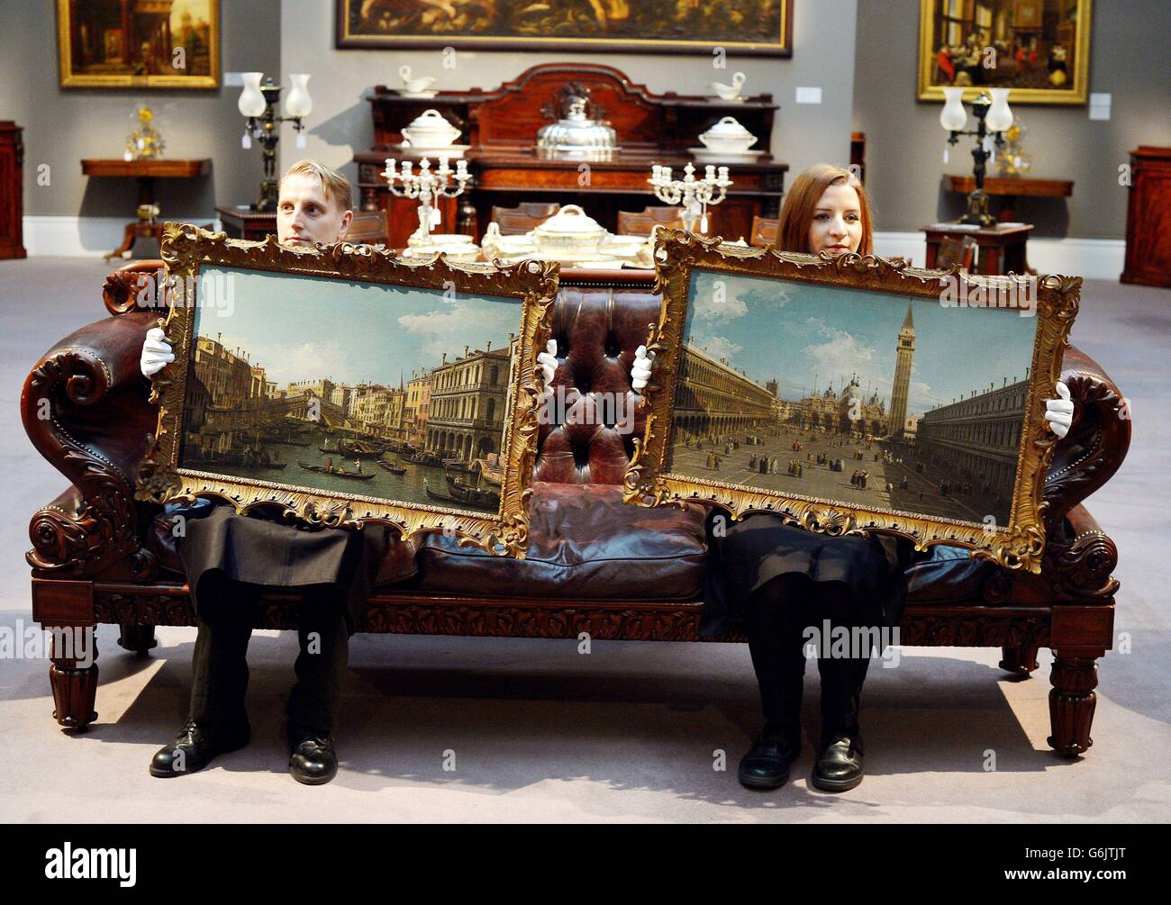 Due dipendenti della Sotheby's Auctioneers hanno due dipinti dell'artista italiano Canaletto, di Piazza San Marco (a destra) e del Ponte di Rialto e del Canal Grande a Venezia, che vengono offerti in coppia in vendita tra 8-12 milioni di £il 4 dicembre, presso il loro showroom nel centro di Londra. Foto Stock