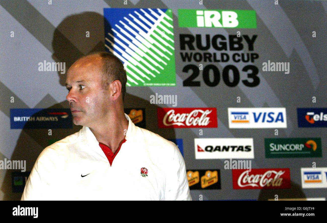 Nessun utilizzo del telefono cellulare. I siti Internet possono utilizzare una sola immagine ogni cinque minuti durante la partita. Il capo allenatore inglese Clive Woodward ha fatto una conferenza stampa presso il team hotel di Manley a Sydney, in vista della finale di Rugby World Cup contro l'Australia il sabato. Il record inglese di 22 vittorie degli ultimi 23 Test, tra cui vittorie a casa e in casa sull'Australia, li rende preferiti marginali per il più grande trionfo sportivo britannico da quando l'Inghilterra è stata incoronata campioni mondiali di calcio 37 anni fa. Foto Stock