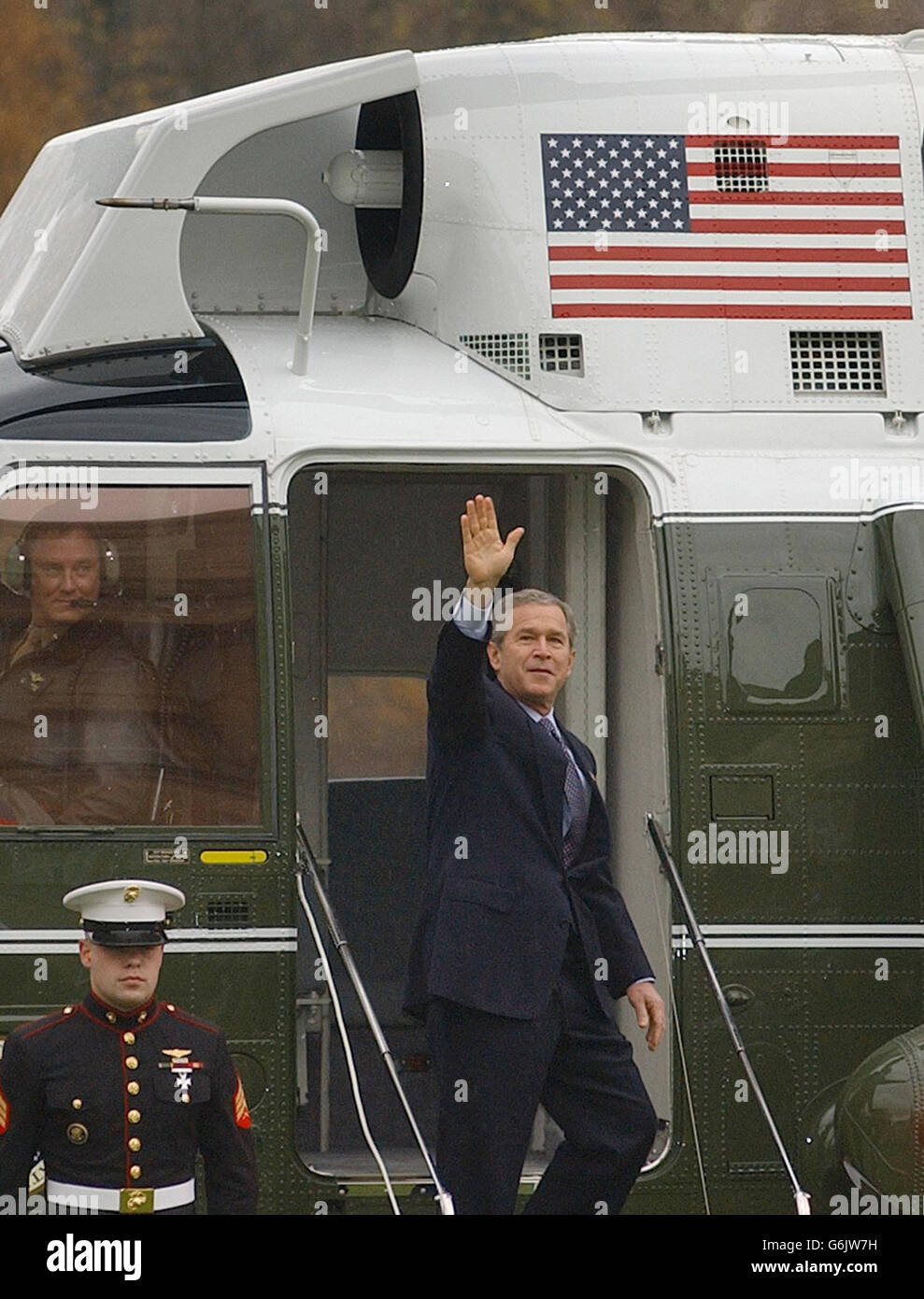 Il presidente DEGLI STATI UNITI George Bush si congederà dai gradini di un elicottero americano mentre lui e sua moglie lasciano Buckingham Palace, dove sono stati ospiti della Regina Elisabetta II, per recarsi nella circoscrizione di Sedgefield del primo ministro britannico Tony Blair. Il Presidente e sua moglie sono l'ultimo giorno della loro visita di Stato di tre giorni nel Regno Unito. Foto Stock