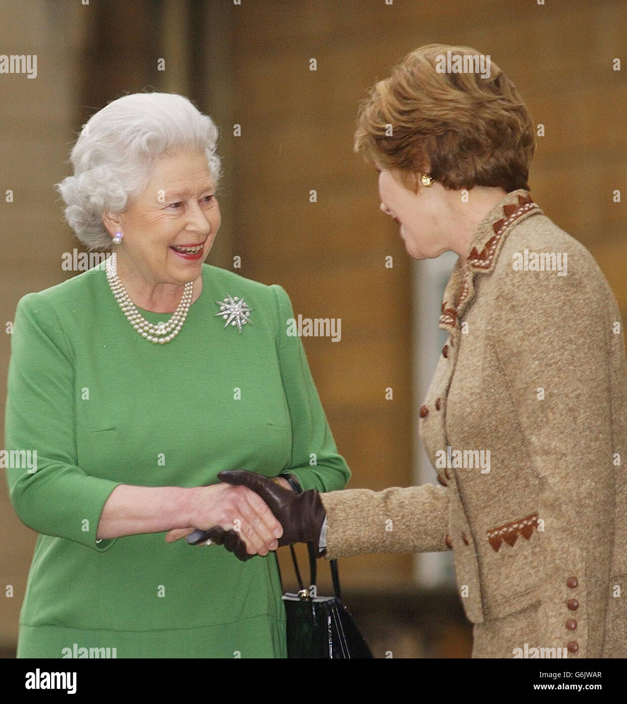 La Regina Elisabetta II della Gran Bretagna salutò Laura Bush prima che lei e suo marito lasciassero Buckingham Palace per recarsi nella circoscrizione di Sedgefield del primo ministro britannico Tony Blair. Il Presidente Bush e sua moglie sono l'ultimo giorno della loro visita di Stato di tre giorni nel Regno Unito. Foto Stock