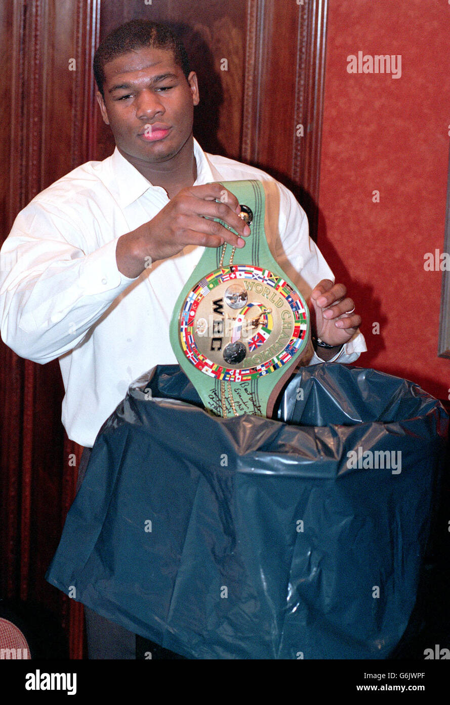 Riddick Bowe bidoni la sua cintura. Foto Stock