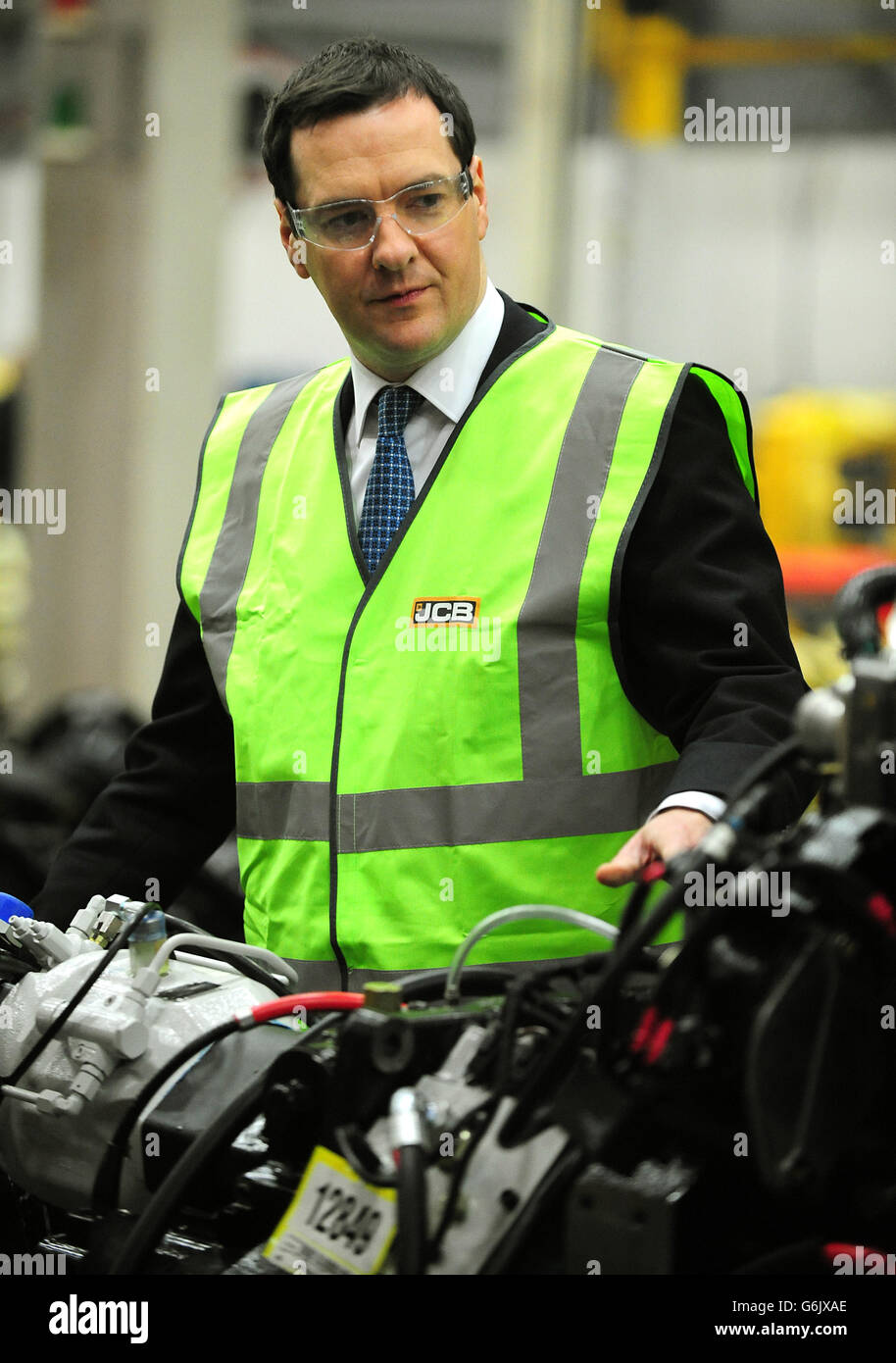 Il Cancelliere dello scacchiere George Osborne durante una visita alla fabbrica di terne di JCB a Rocester, Staffordshire. JCB ha annunciato oggi piani di investire £150 milioni per espandere le sue attività nello Staffordshire e creare altri 2.500 posti di lavoro entro il 2018. Foto Stock