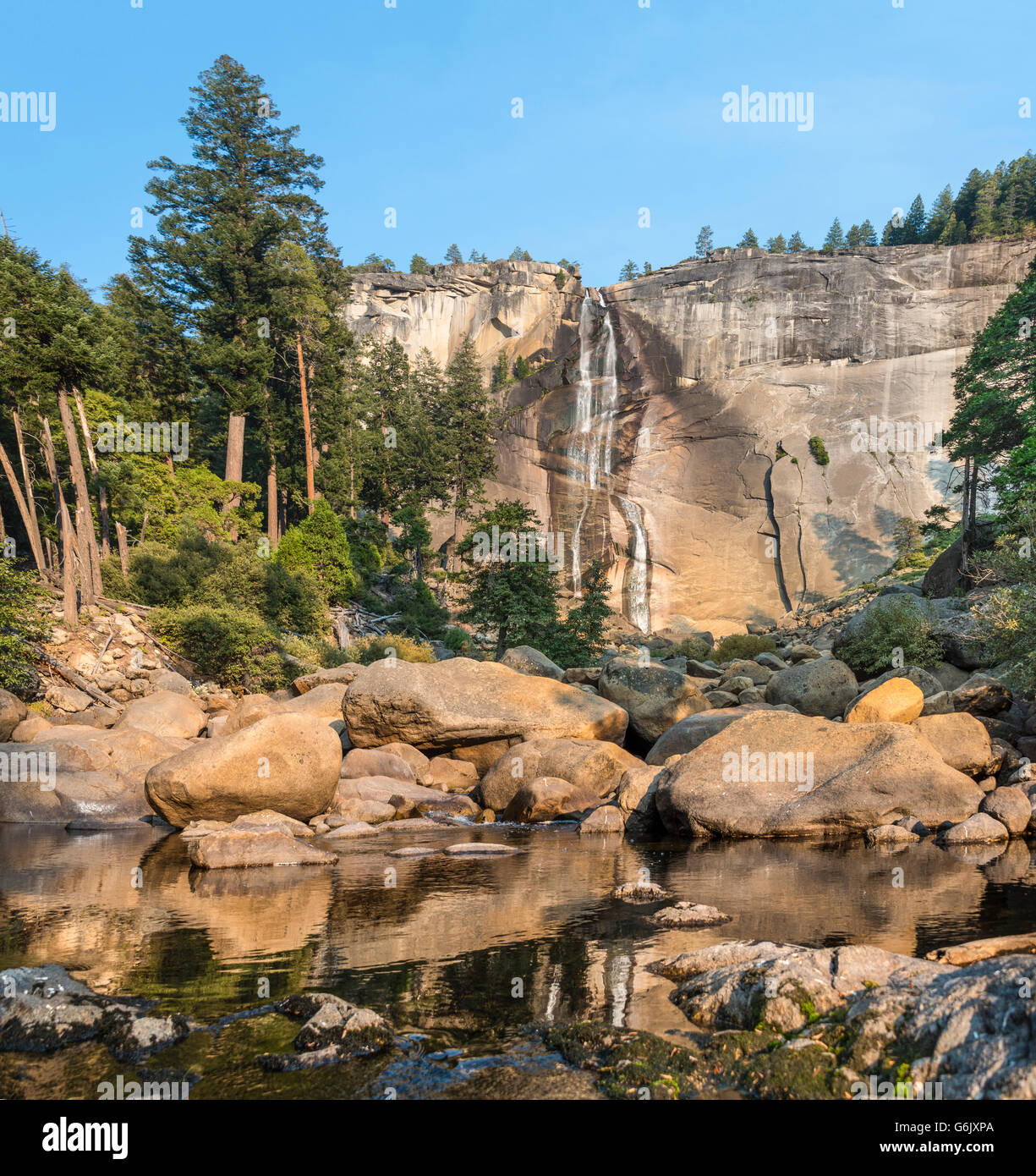 Merced River con Nevada Fall, Mist Trail, Yosemite National Park, California, Stati Uniti d'America Foto Stock