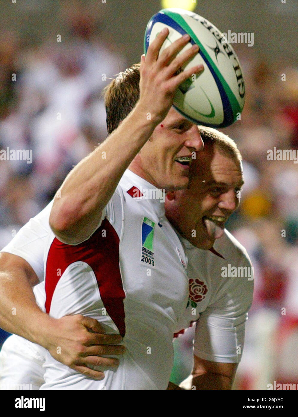 Il giocatore di prova inglese Will Greenwood (a sinistra) festeggia con il compagno di squadra Mike Tindall dopo aver segnato contro il Sudafrica durante la partita della Coppa del mondo di Rugby al Subiaco Stadium di Perth, Australia. L'Inghilterra ha vinto 25-6. Foto Stock