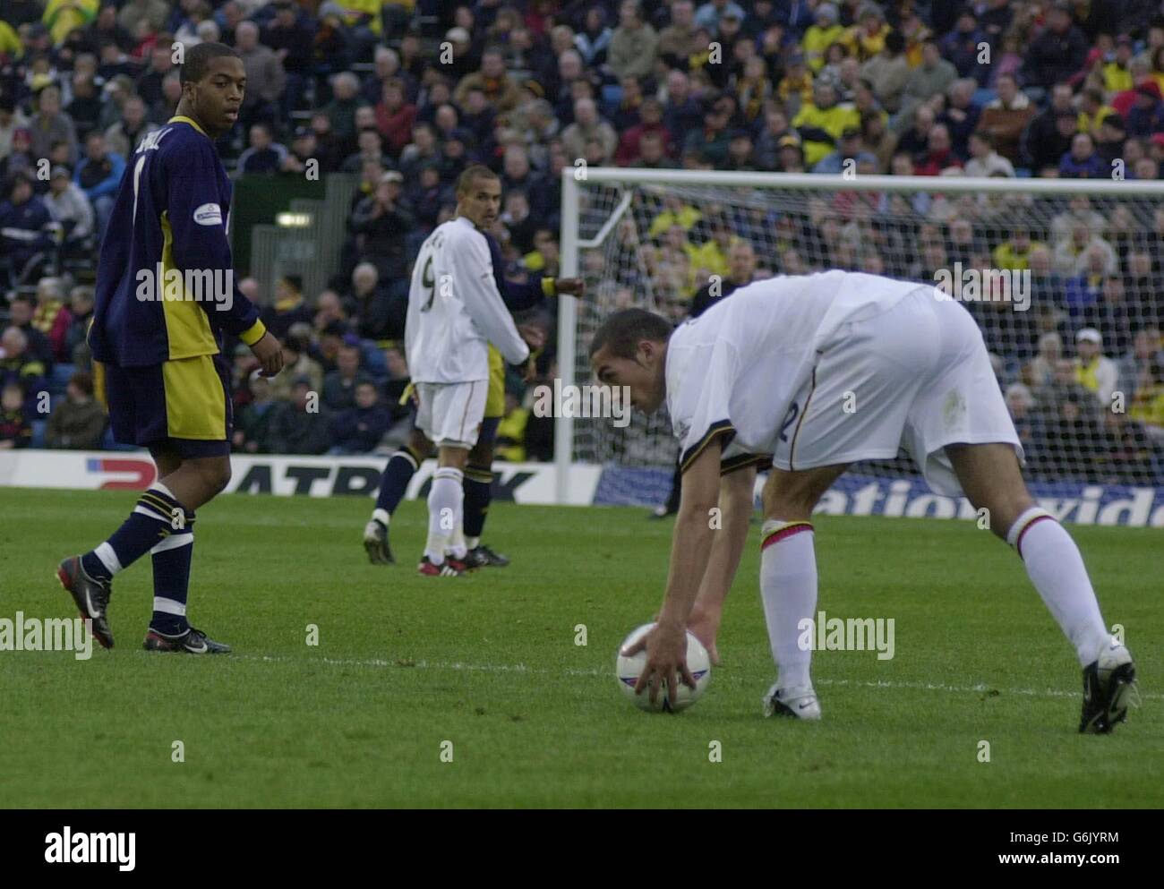 Wimbledon's Wade Small (a sinistra) durante la Nationwide League Division una partita contro Watford al Wimbledon's National Hockey Stadium di Milton Keynes, Buckinghamshire, mentre Stephen Kelly di Watford mette la palla per un calcio libero. QUESTA IMMAGINE PUÒ ESSERE UTILIZZATA SOLO NEL CONTESTO DI UNA FUNZIONE EDITIORIAL. NESSUN UTILIZZO NON UFFICIALE DEL SITO WEB DEL CLUB. Foto Stock
