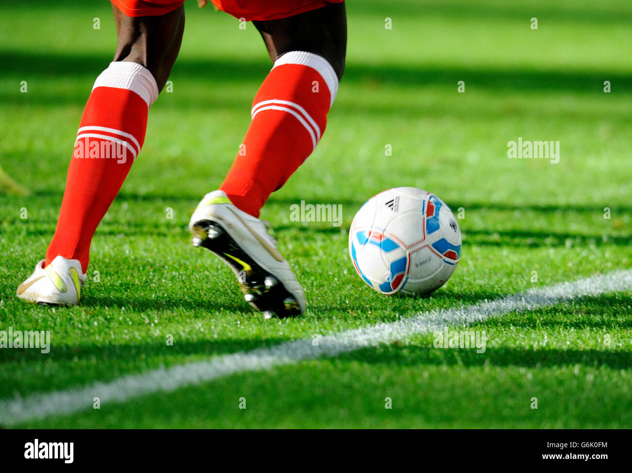 Gambe e scarpe Nike di Duesseldorf player del campionato con la palla, partita preparatoria per il secondo round del Torneo Foto Stock