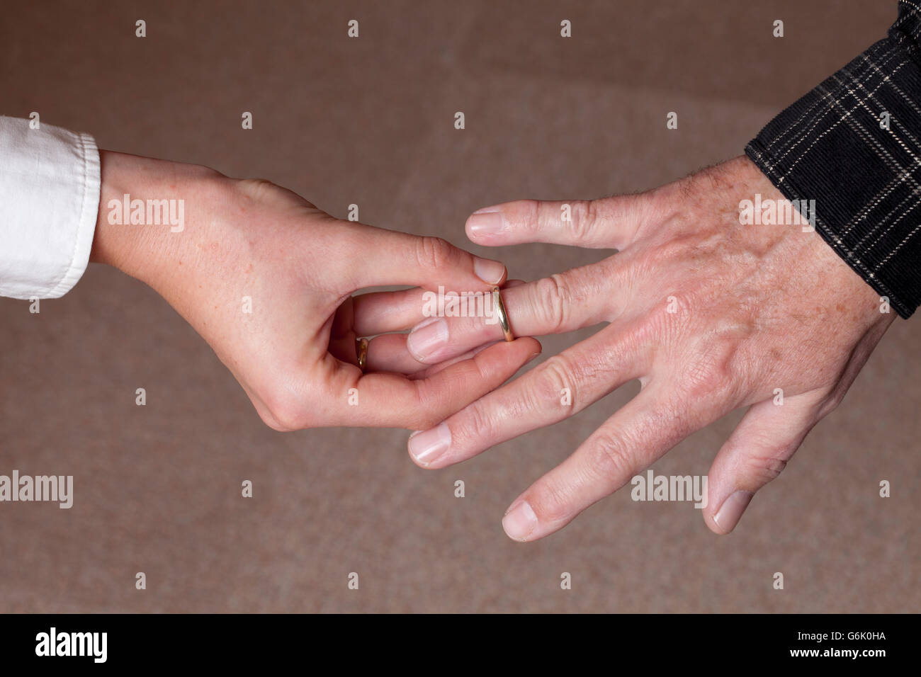 Vecchi e giovani di sposarsi, giovane donna, 27, e l'uomo, 59 Foto Stock