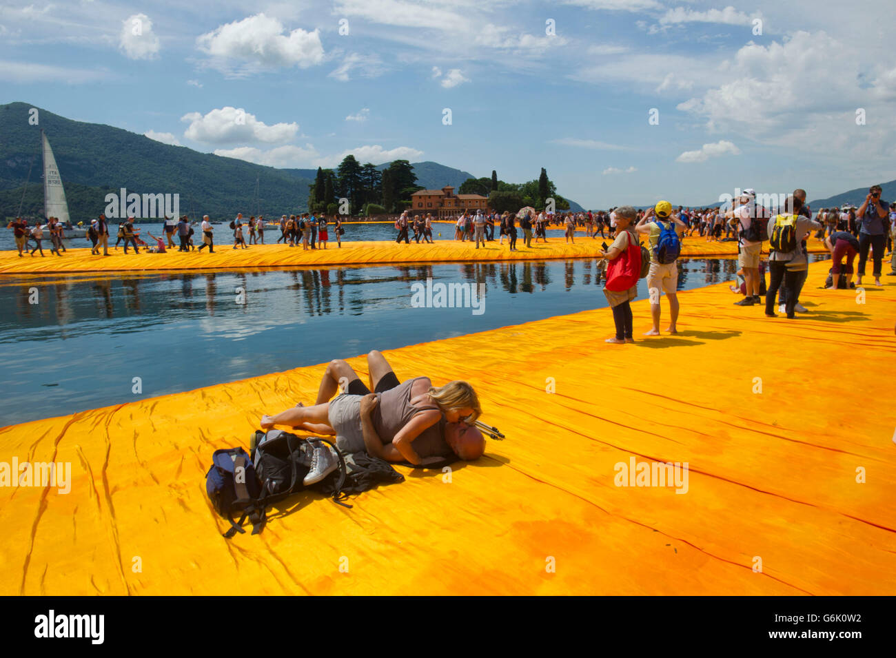 Il lago d'Iseo Italia. Lombardia Christo Vladimirov Yavachev realizzato i pontili galleggianti che collega Sulzano con Montisola isole S. Paolo Foto Stock